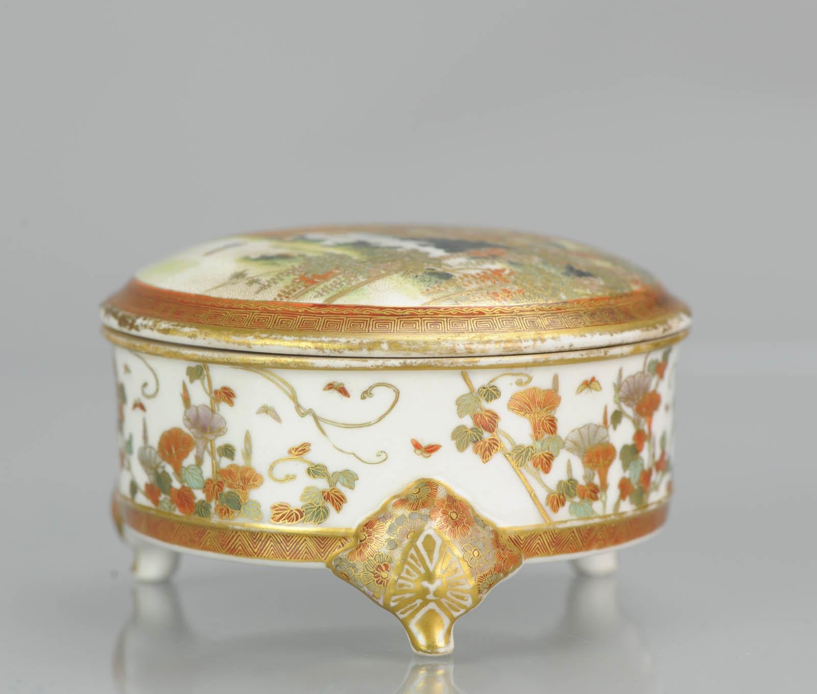 Fabulous Japanese Satsuma ware tripod lidded box. The lid has a Landscape scene with pagode. Please check the details, in the house you can see figures and 1 waiting at the door.
At the beginning of the bridge there is a sign with a text > It reads