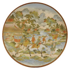 Antike japanische Satsuma-Schale mit verzierten Reisenden in Landschaft, markiert