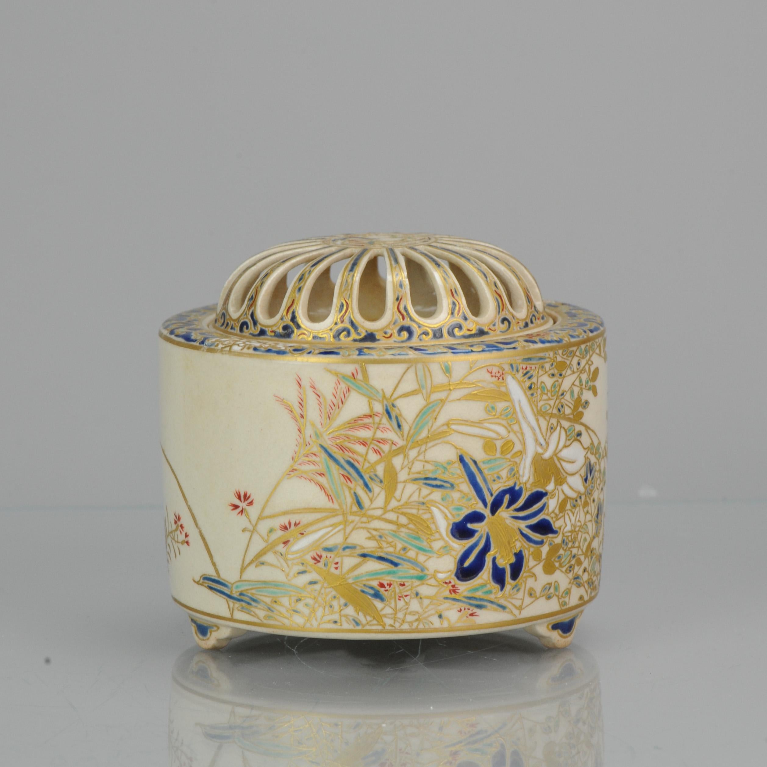 Fabuleux Koro Kyoto Satsuma. Avec un couvercle à jour. Scène florale.

Base marquée : Satsuma

Condit
État général 1 éclat avec trait à l'intérieur du couvercle. Taille : 95 x 105mm H x D
Période
Période Meiji (1867-1912).