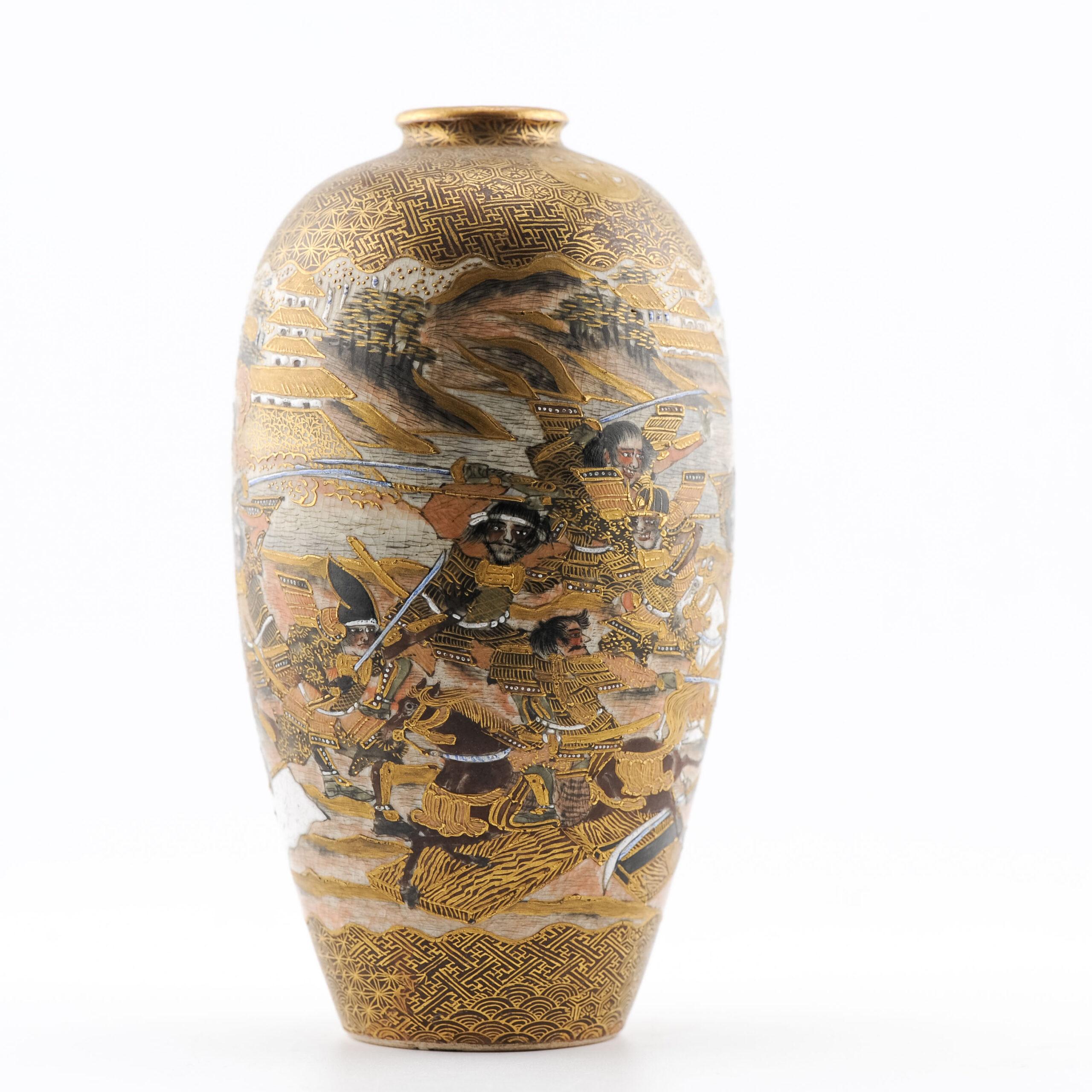 Antique 19th c Japanese Satsuma Vase WARRIORS decoration marked For Sale 6