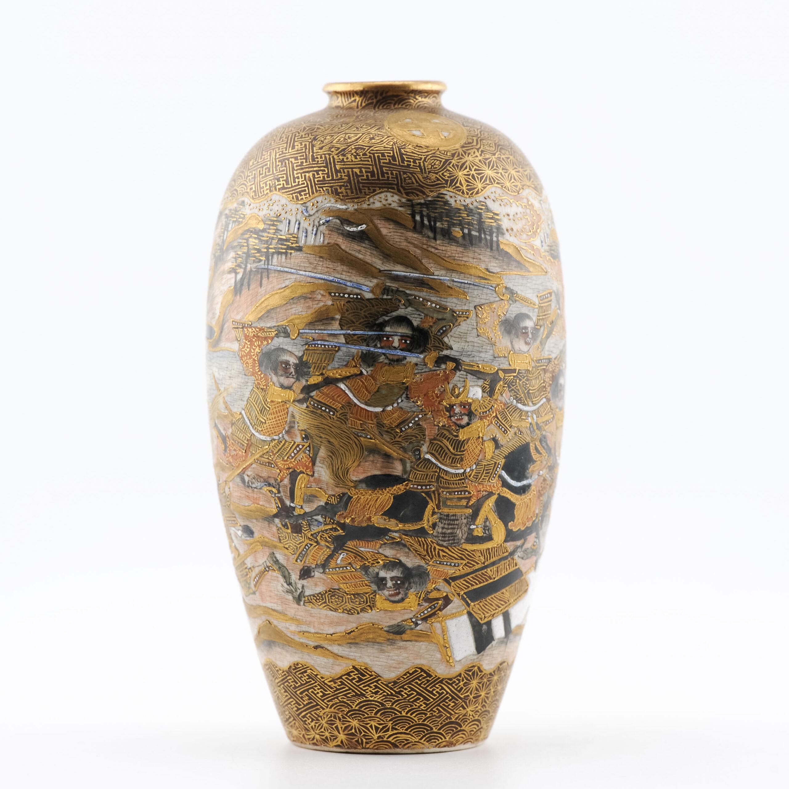 Antique 19th c Japanese Satsuma Vase WARRIORS decoration marked In Good Condition For Sale In Amsterdam, Noord Holland