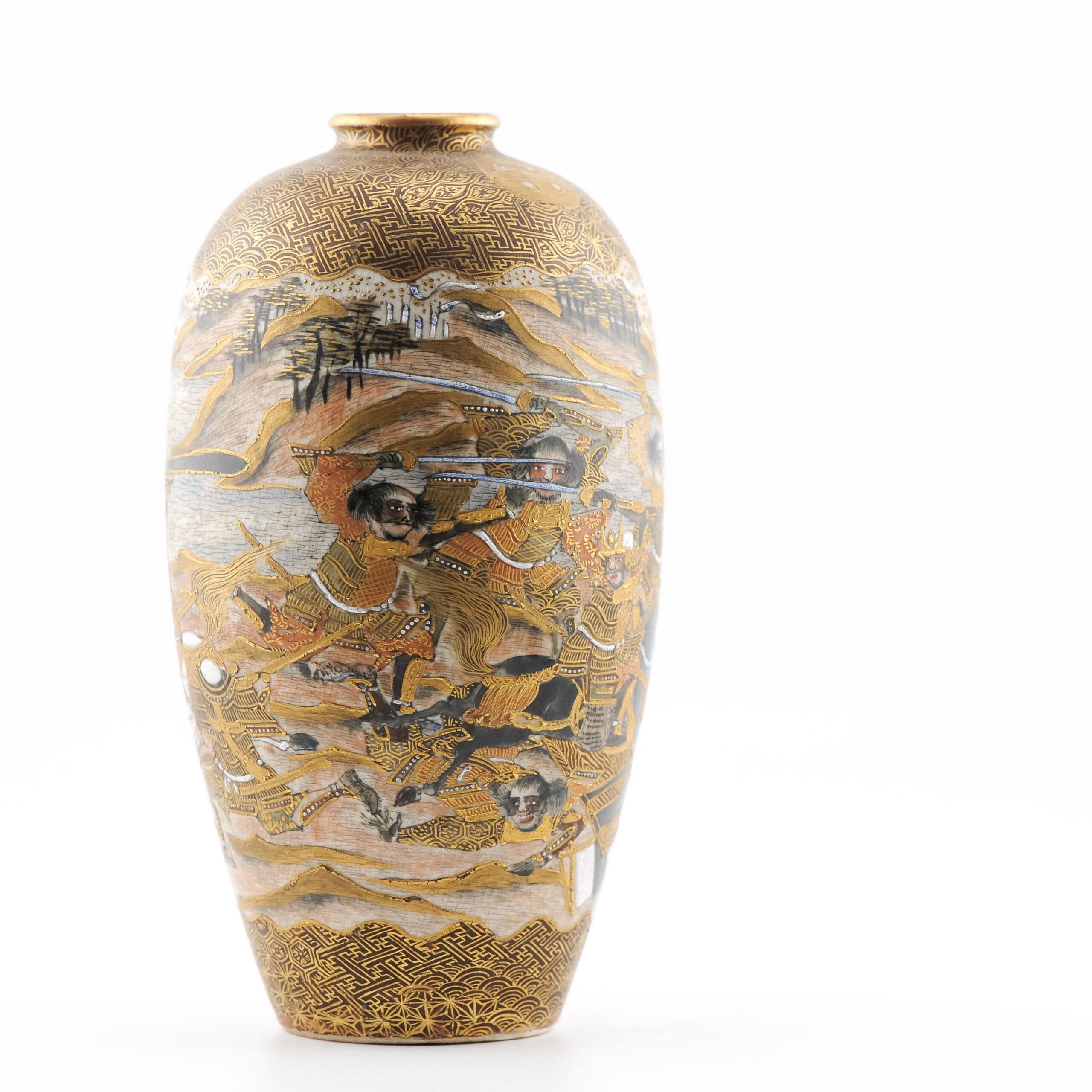 Antique 19th c Japanese Satsuma Vase WARRIORS decoration marked For Sale 3