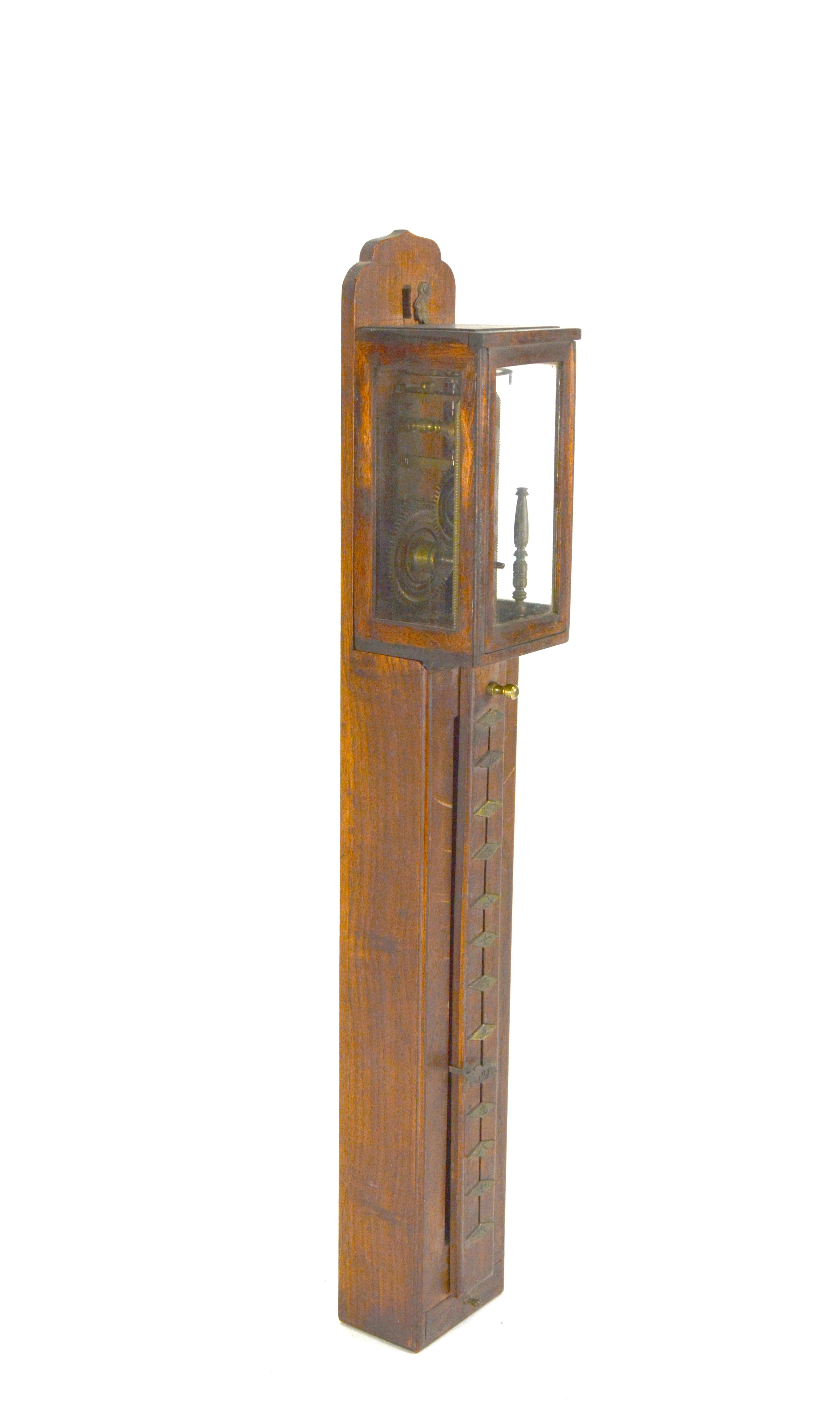 Antiguo s. XIX Reloj de Pared Japonés Shaku Dokei Colgante Pilar de Palo

Aquí te ofrezco un reloj de varilla japonés muy antiguo o Shaku-Dokei. La caja de madera tiene una campana acristalada extraíble con una puerta delantera abatible, dos paneles