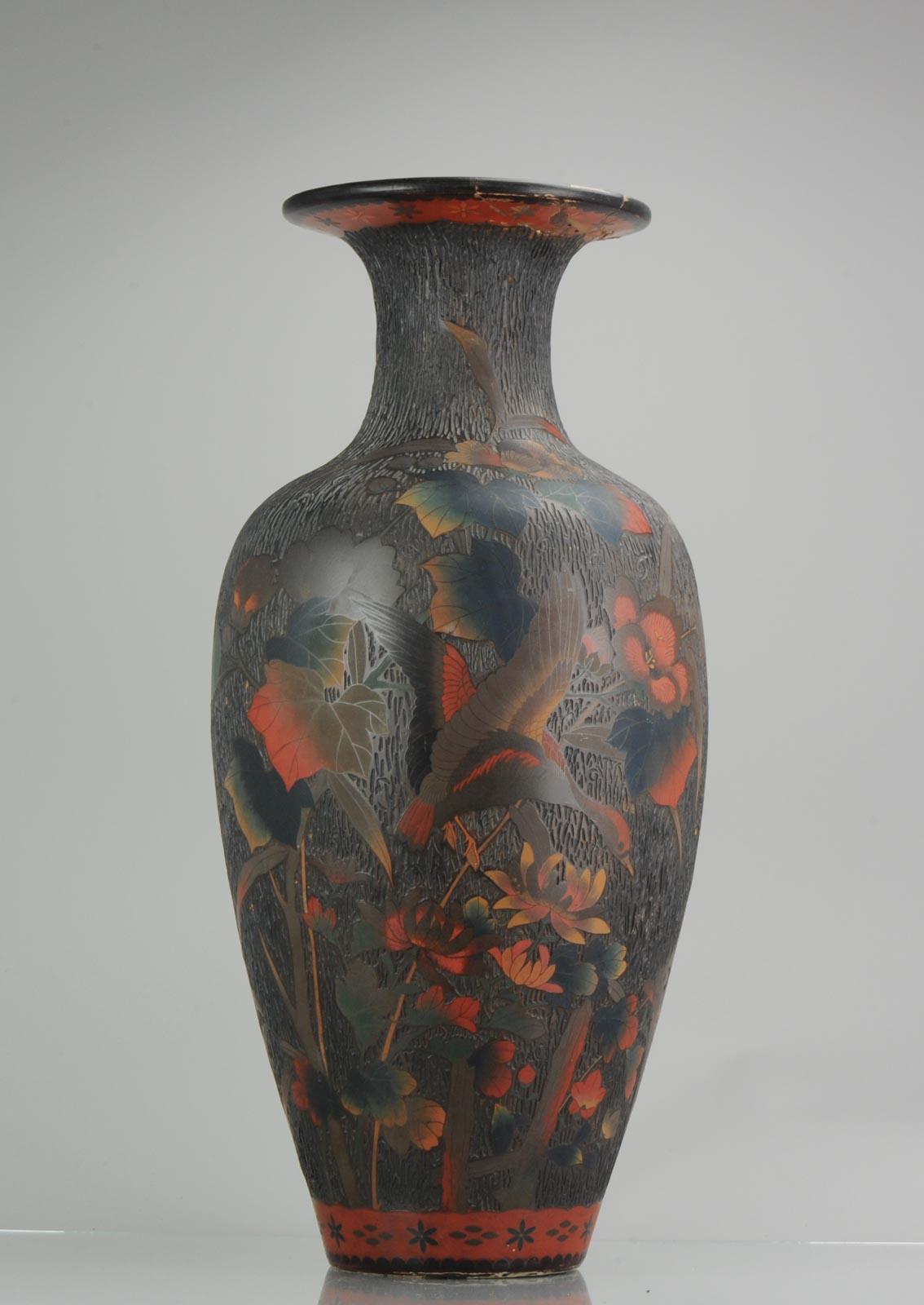 Large and amazing detailed piece. Treebark Cloisonne on Porcelain. Unmarked.

Okamoto made.

These vases are quite difficult to picture, we did our best. The light reflects the vases

Condition
Restoration to rim. Furhter some age signs like