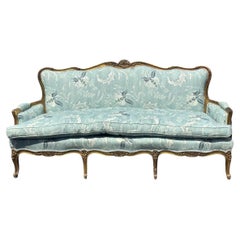Antiquité, A.I.C., Canapé de style Louis XV en tissu Schuyler Samperton