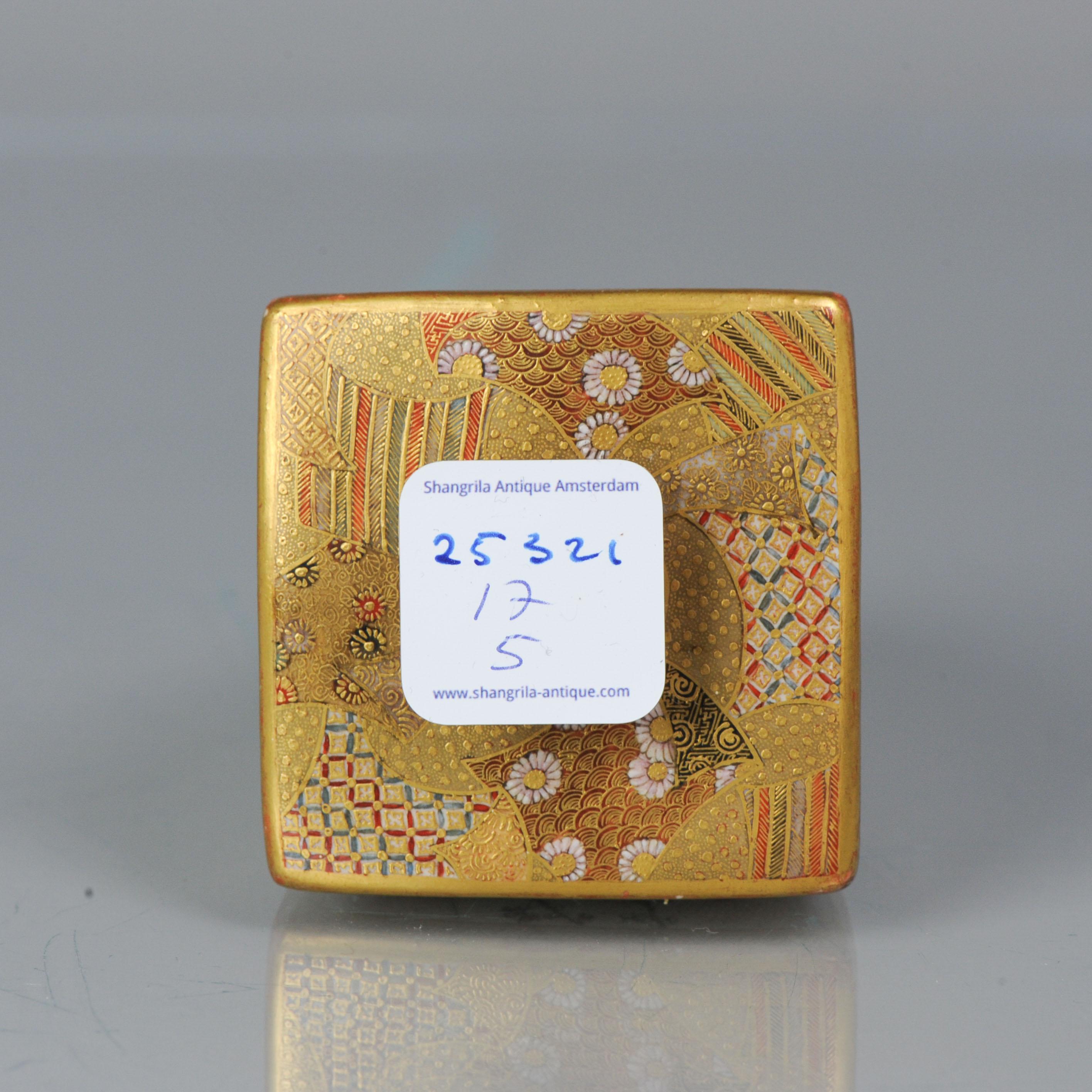 Vase japonais Meiji Satsuma ancien du 19ème siècle avec base marquée en vente 10