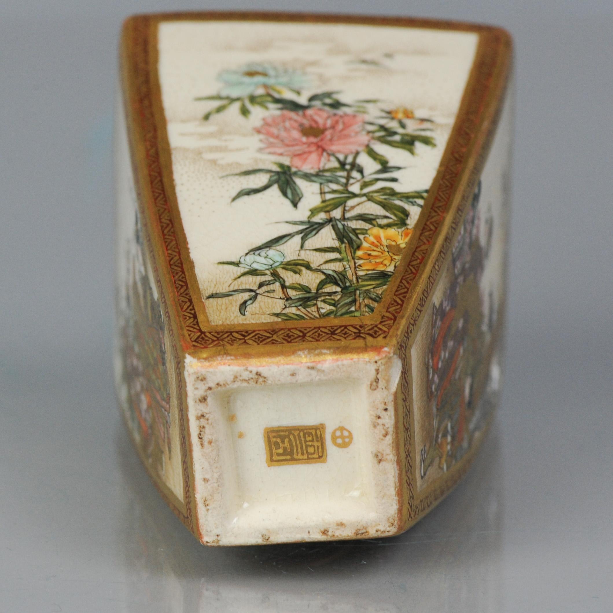 Vase japonais Meiji Satsuma ancien du 19ème siècle avec base marquée en vente 12