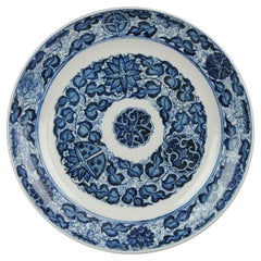 Assiette en porcelaine ancienne marquée de feuilles de base, Chine de la dynastie Qing