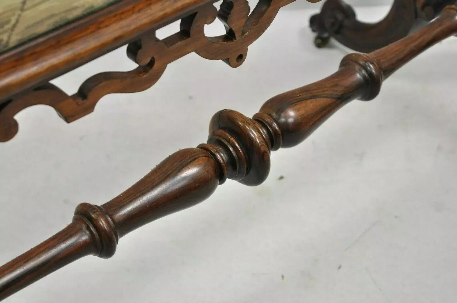 A.I.C. Antique Rosewood & Figural Needlepoint Victorian Spiral Carved Firescreen (Pare-feu victorien sculpté en spirale) Bon état - En vente à Philadelphia, PA