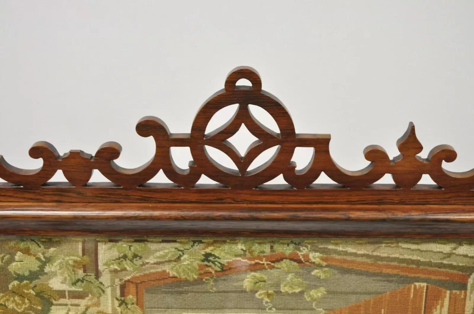 XIXe siècle A.I.C. Antique Rosewood & Figural Needlepoint Victorian Spiral Carved Firescreen (Pare-feu victorien sculpté en spirale) en vente