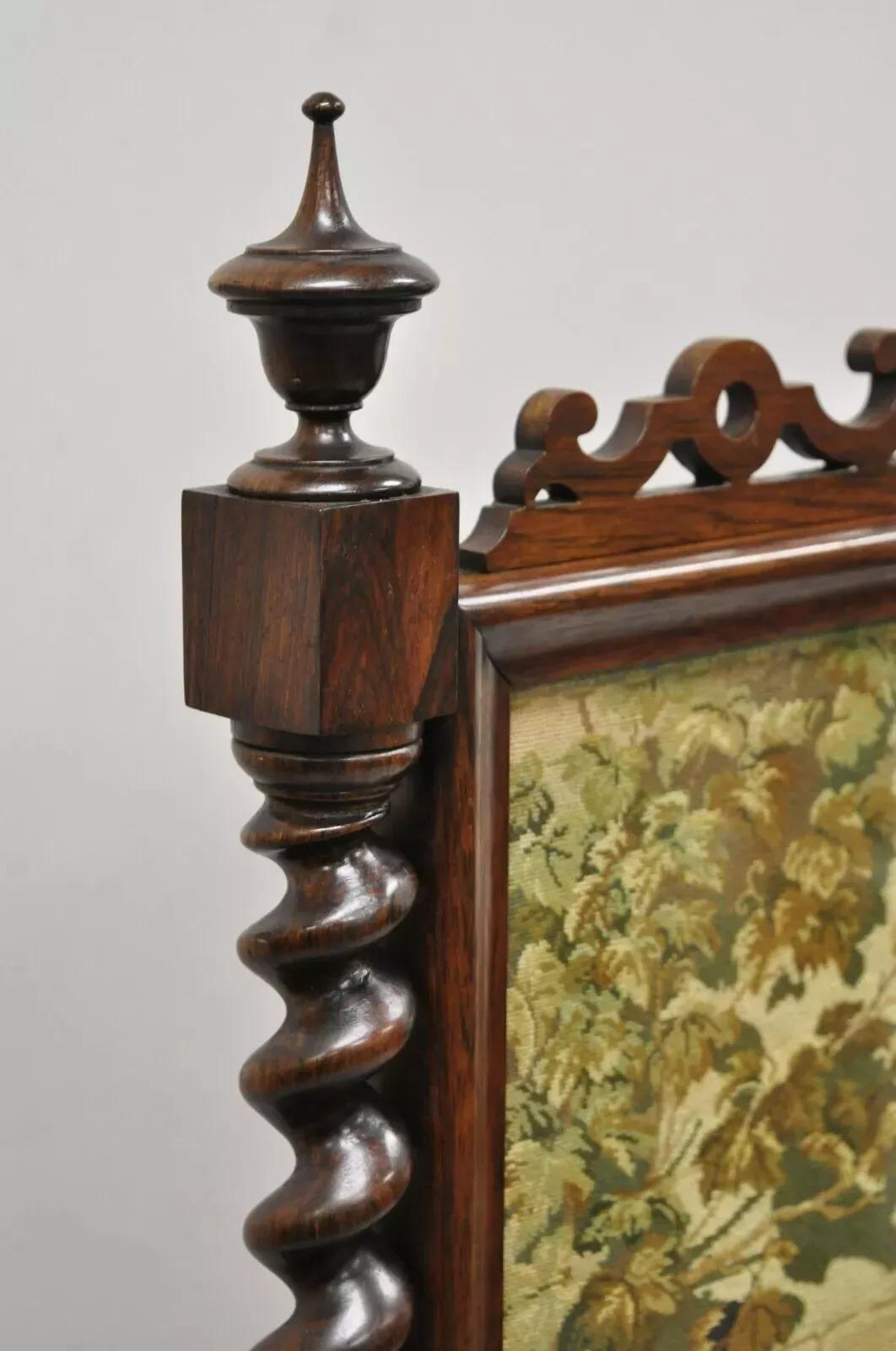 Verre A.I.C. Antique Rosewood & Figural Needlepoint Victorian Spiral Carved Firescreen (Pare-feu victorien sculpté en spirale) en vente