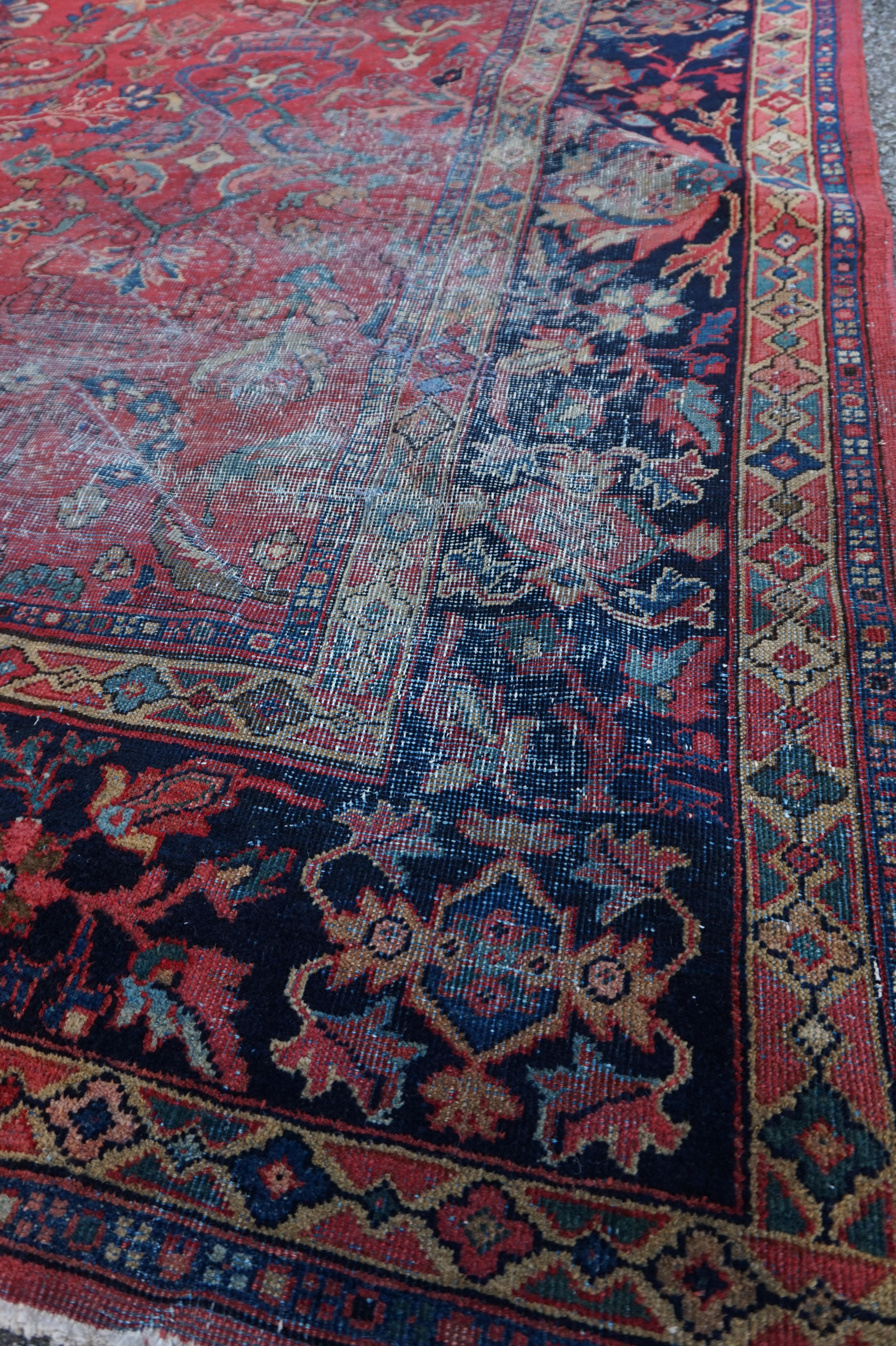 Antike 19. C. Semi Distressed Hand geknüpft Ziegler Mahal Agra Teppich Teppich im Zustand „Starke Gebrauchsspuren“ im Angebot in Vancouver, British Columbia