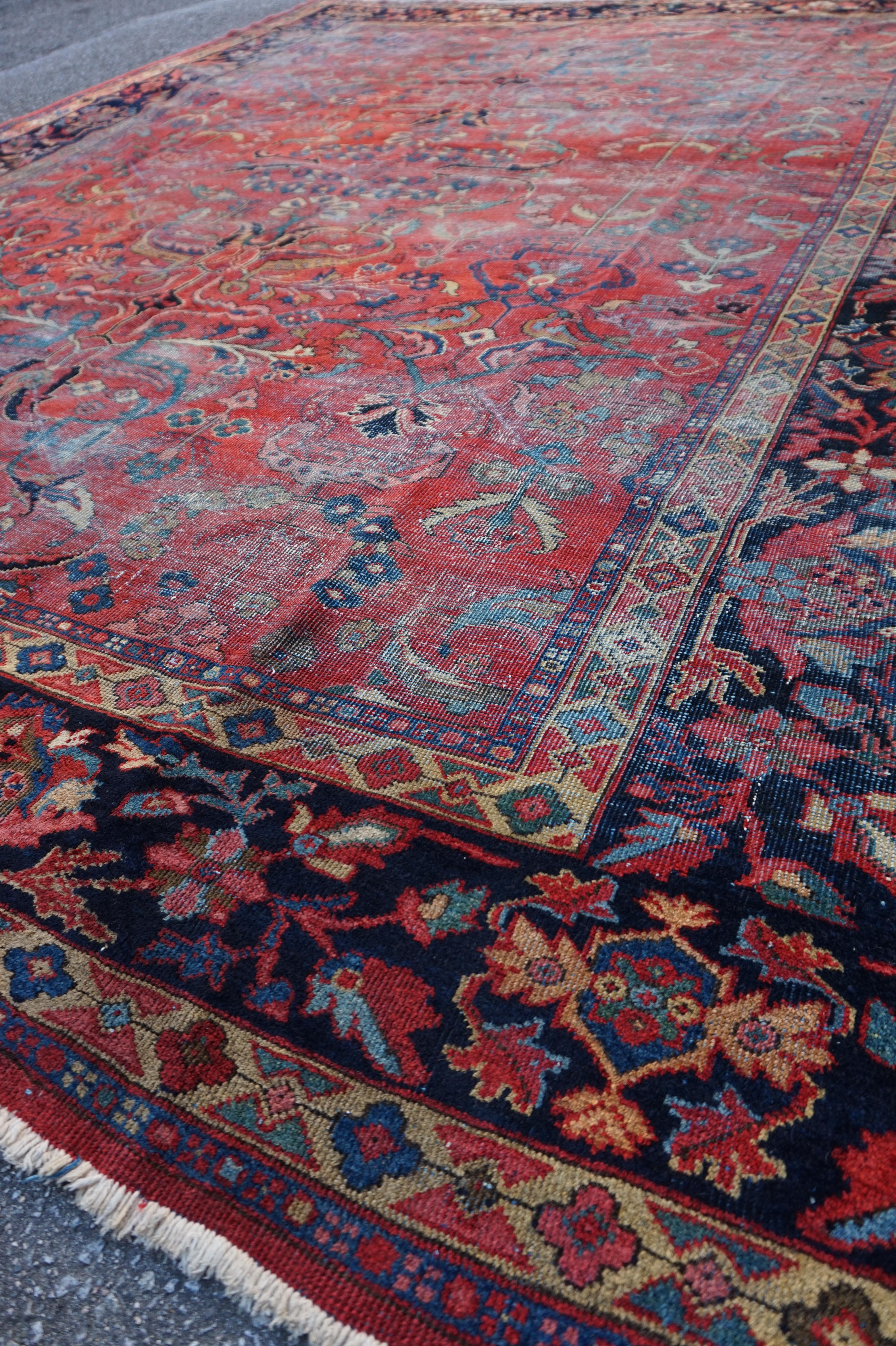 Antike 19. C. Semi Distressed Hand geknüpft Ziegler Mahal Agra Teppich Teppich im Angebot 1