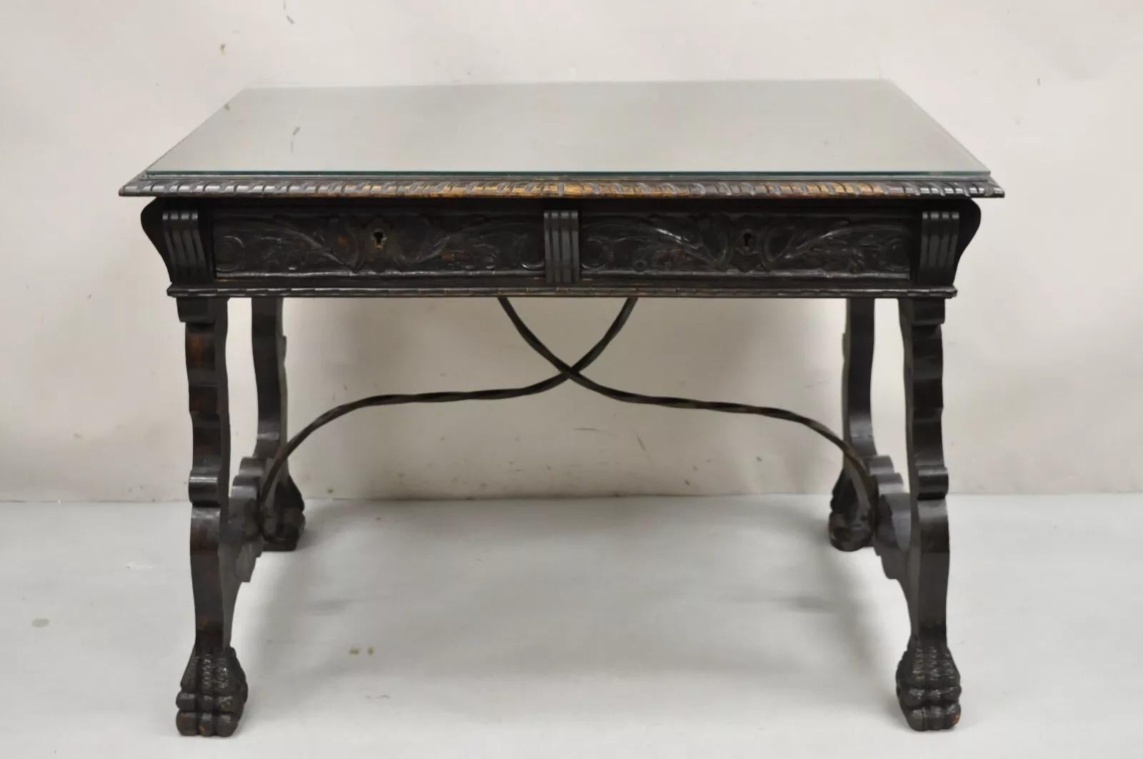 Antico tavolo da biblioteca a 2 cassetti A.I.C. spagnolo rinascimentale intagliato in legno di Oak. L'articolo presenta una base a traliccio in ghisa, 2 cassetti (serrature rimosse), piedi a zampa intagliati, intagli ornamentali su tutti i lati,