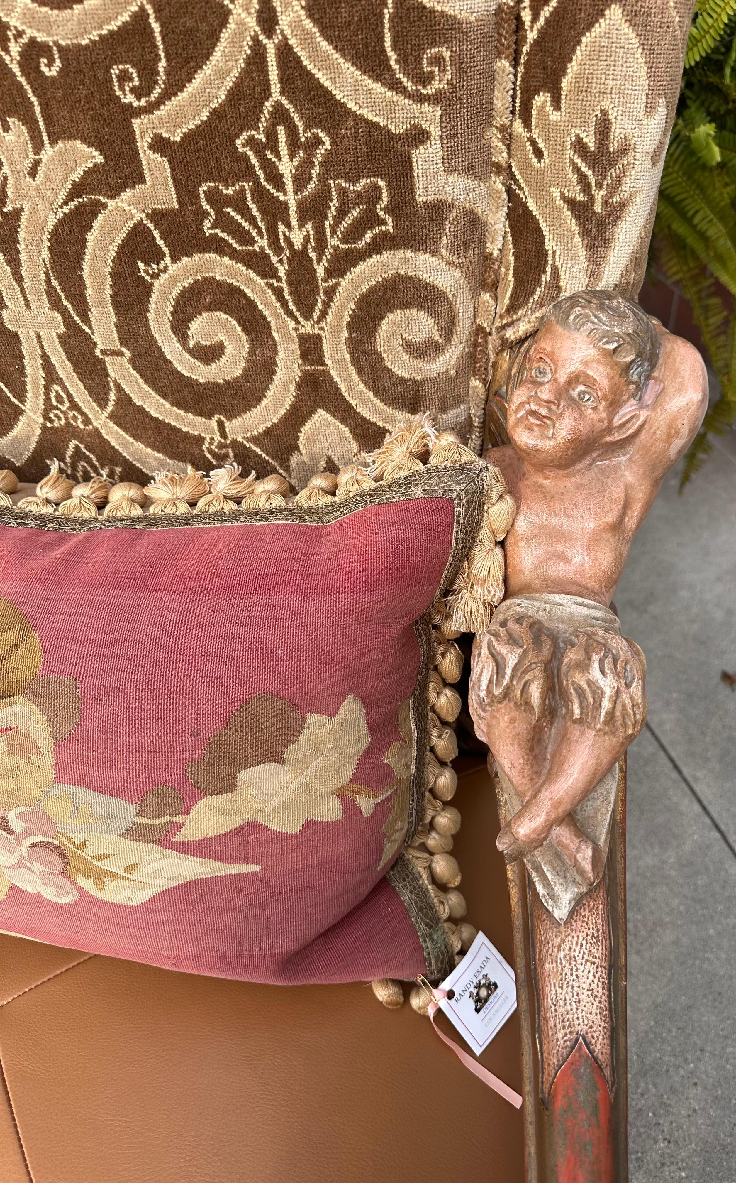 Ancienne A.I.C C. Baroque vénitienne, chaise à trône à bras sculptés d'après Andrea Brustolon. Il présente des détails sculptés élaborés avec une finition polychrome et en bois doré. Fraîchement revêtu de velours Scalamandre et de cuir, il comprend
