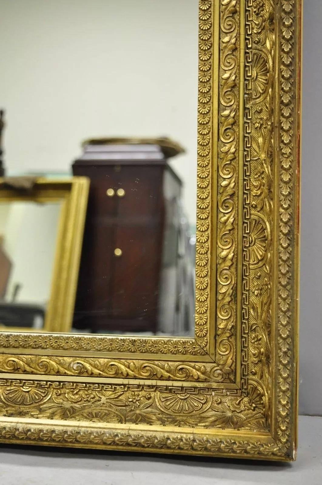 Antique 19th C. Victorian Gold Giltwood & Gesso Foliate Design/One Wall Mirror (A). L'articolo presenta un ornato fogliame in gesso dorato, una cornice in legno, uno specchio centrale, un oggetto antico molto bello. Circa 19° secolo. Misure: 30