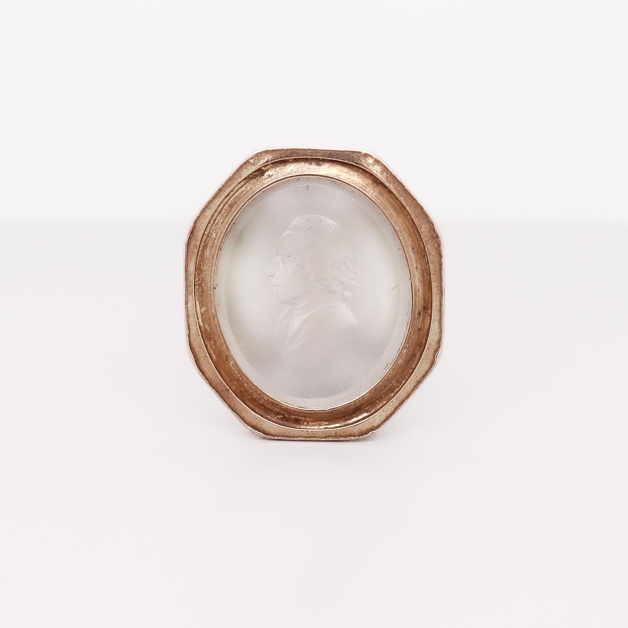 Antiguo sello de leontina de reloj victoriano del s. XIX chapado en oro y con cristal tallado en calcografía Victoriano en venta