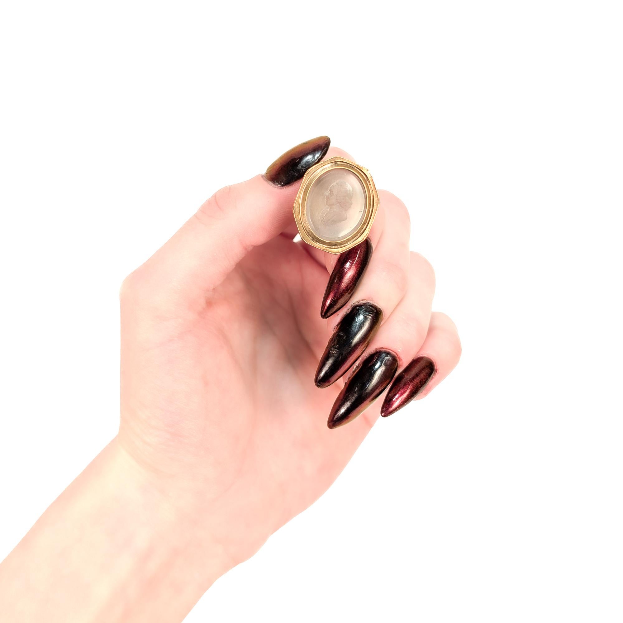 Antiguo sello de leontina de reloj victoriano del s. XIX chapado en oro y con cristal tallado en calcografía Corte redondo en venta