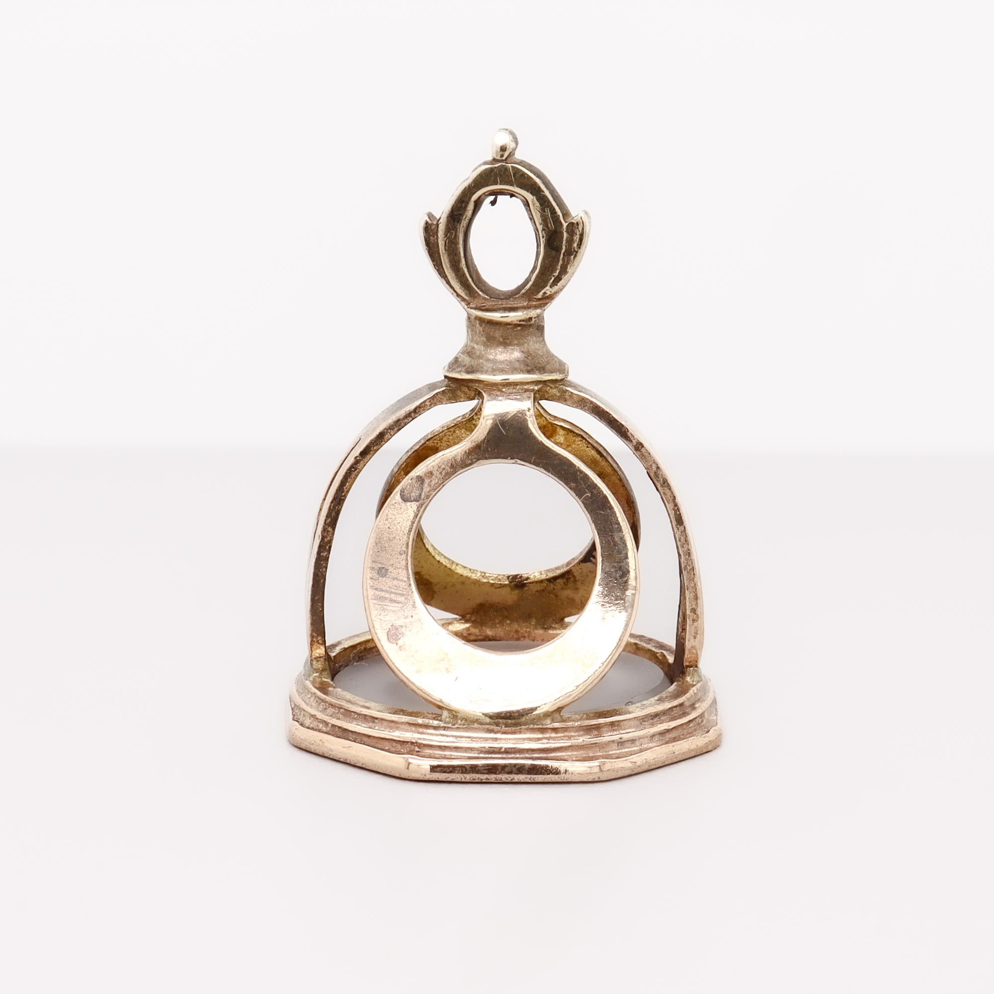 Antiguo sello de leontina de reloj victoriano del s. XIX chapado en oro y con cristal tallado en calcografía en venta 1