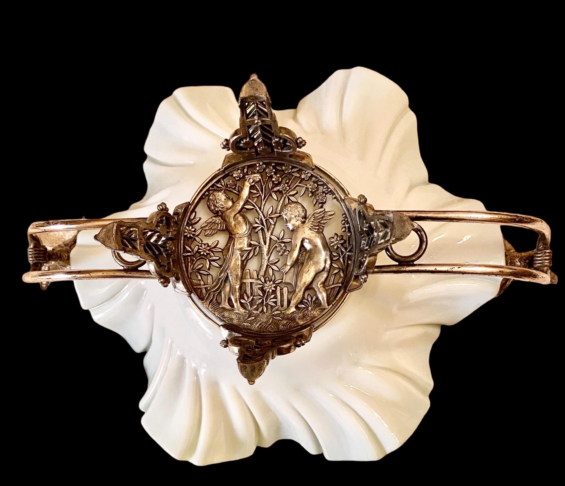Antikes 19. Jh. Hochzeitsschale mit versilbertem Plattenhalter  (Französisch) im Angebot