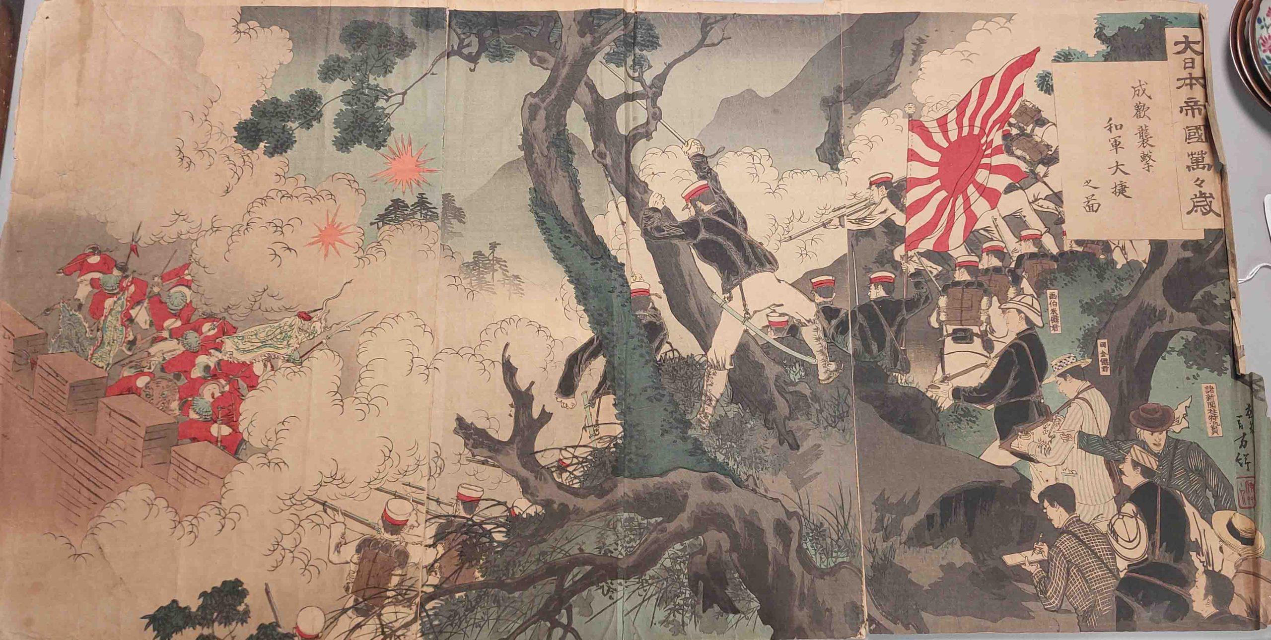 Una stampa su blocco di legno molto forte

Lunga vita al Grande Impero Giapponese! L'attacco vittorioso del nostro esercito a Seonghwan, Mizuno Toshikata 1866-1908

o

Evviva e ancora evviva il Grande Impero del Giappone! Grande vittoria per