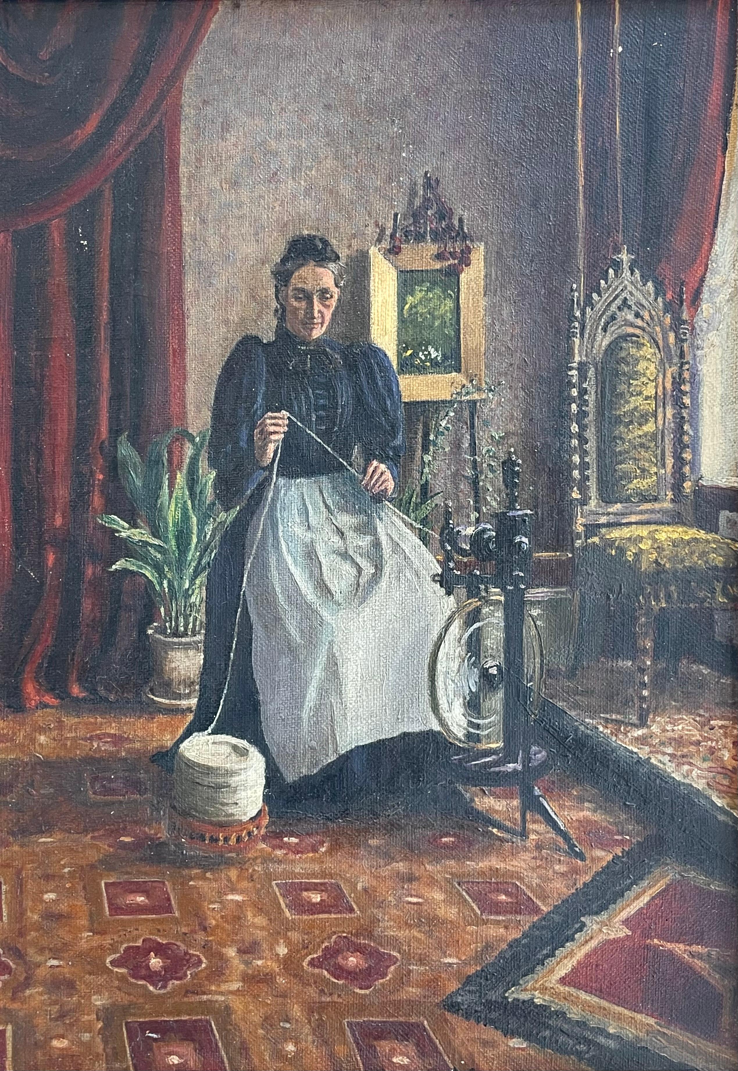 Cette peinture à l'huile du XIXe siècle finement détaillée représente une femme assise à l'intérieur devant un rouet, s'adonnant à l'artisanat traditionnel du filage. La composition est riche en détails domestiques : de lourdes draperies rouges, un