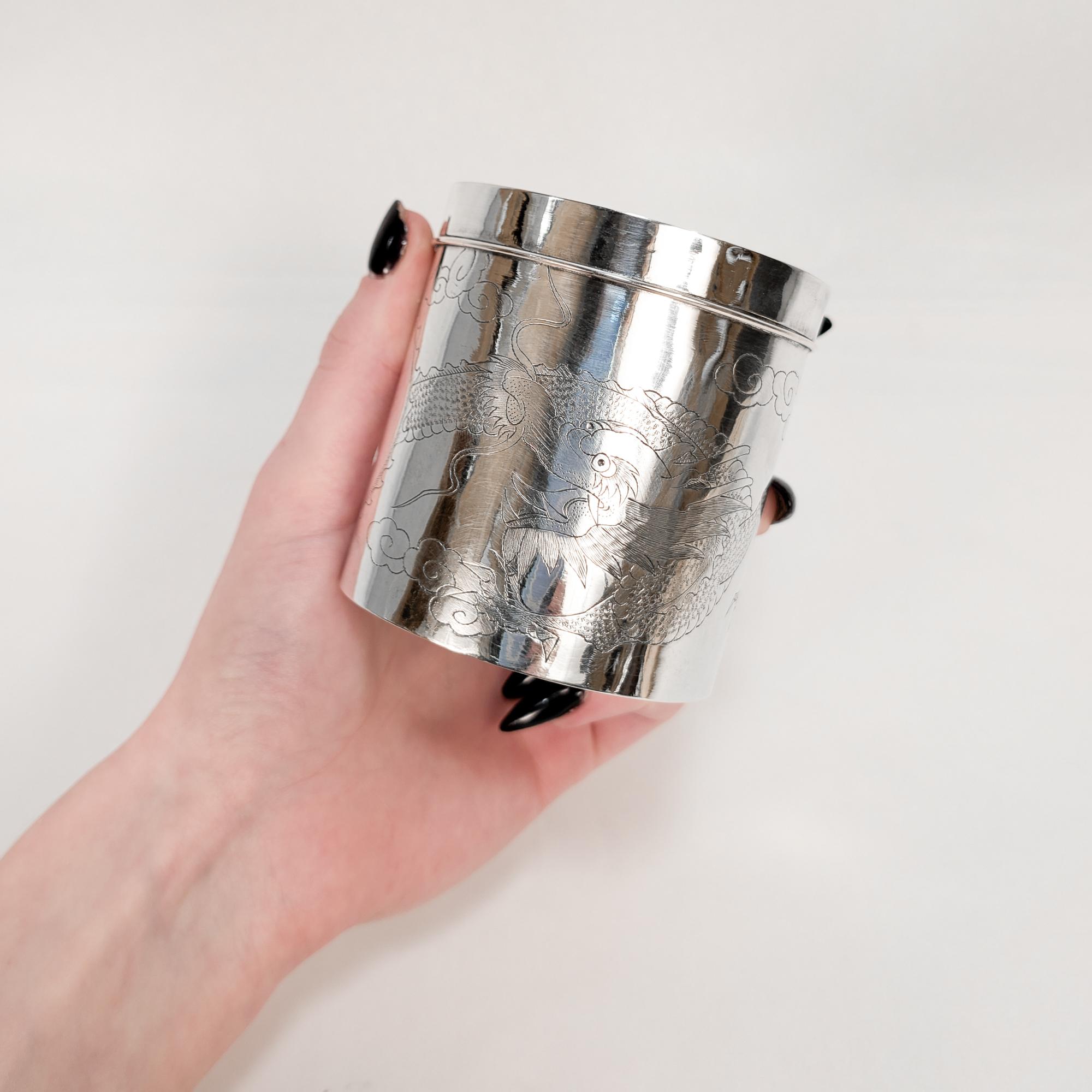 Eine feine signierte antike chinesische Silberdose.

Aus massivem Silber.

Von Yang Qing He aus Shanghai, tätig im späten 19. Jahrhundert.

Sowohl auf dem Korpus als auch auf dem Deckel sind ein Drache und eine flammende Perle eingraviert.

Auf dem