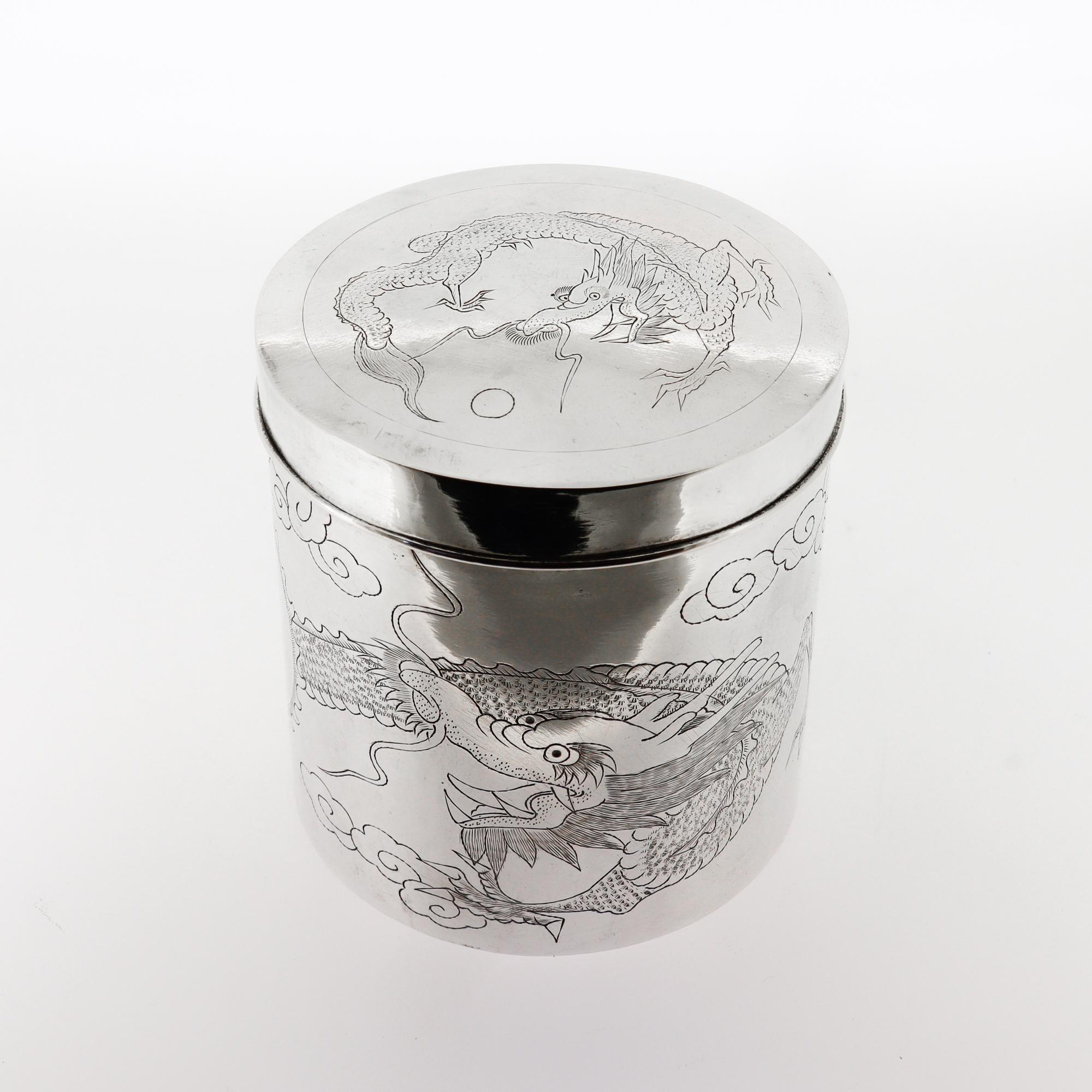 Antike 19. Jahrhundert. Signiert Yang Qing He Chinesisch Export Silber graviert Dragon Box (Sterlingsilber) im Angebot