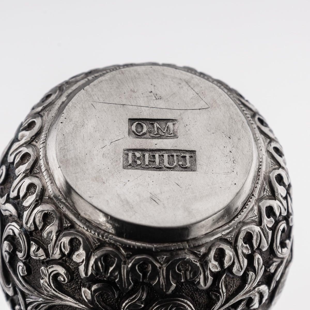 Antico flacone di profumo in argento massiccio del Kutch del XIX secolo, Oomersi Mawji c.1890 in vendita 6