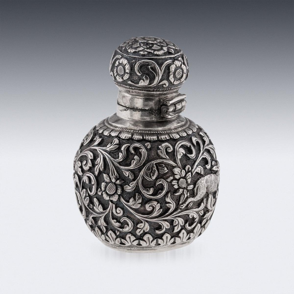 Antica boccetta d'argento massiccio Kutch (Cutch) del XIX secolo, di forma rotonda e globosa, di notevole spessore e di eccezionale fattura, decorata con un leone che insegue un coniglio in mezzo a un disegno fogliare e floreale repoussé su un fondo