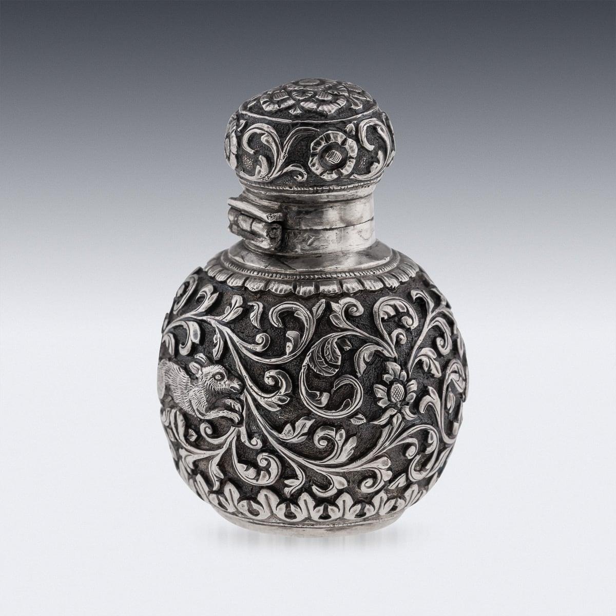 Altro Antico flacone di profumo in argento massiccio del Kutch del XIX secolo, Oomersi Mawji c.1890 in vendita