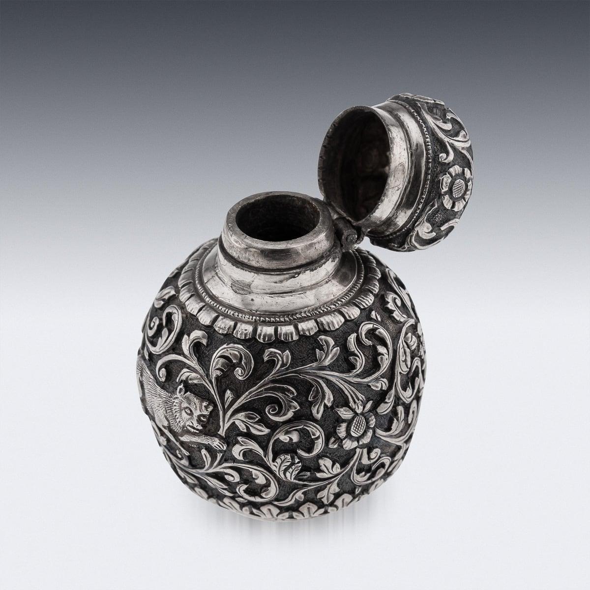 Indiano Antico flacone di profumo in argento massiccio del Kutch del XIX secolo, Oomersi Mawji c.1890 in vendita