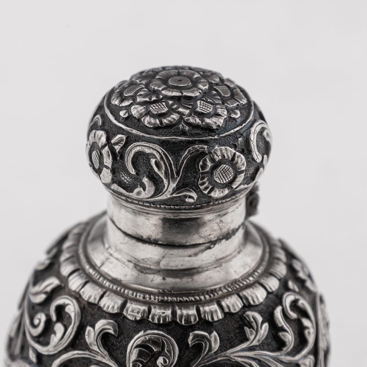 Argento Antico flacone di profumo in argento massiccio del Kutch del XIX secolo, Oomersi Mawji c.1890 in vendita