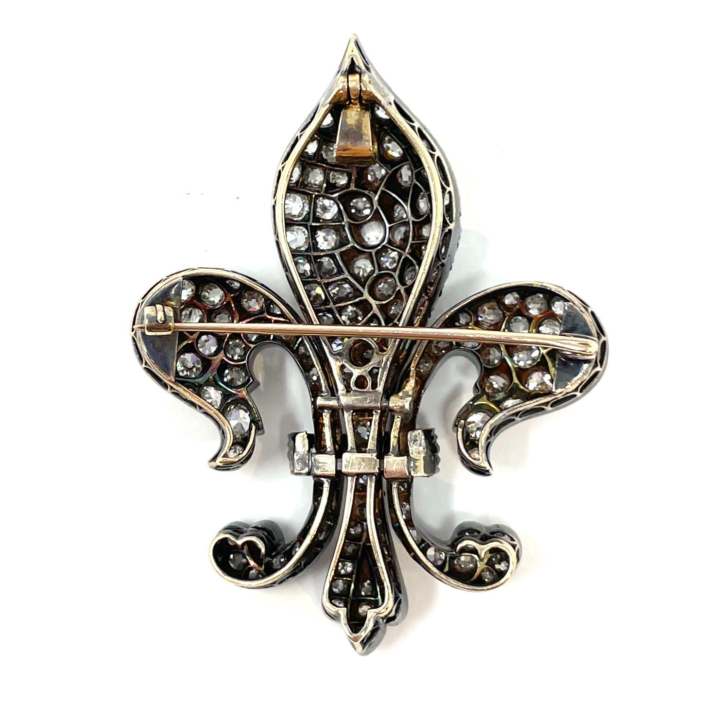 Une grande épingle à fleur de lis en diamant taillé dans une ancienne mine, qui peut également être portée en pendentif. Construite en or surmonté d'argent, cette pièce a une allure géorgienne, bien qu'elle ait été fabriquée à l'époque