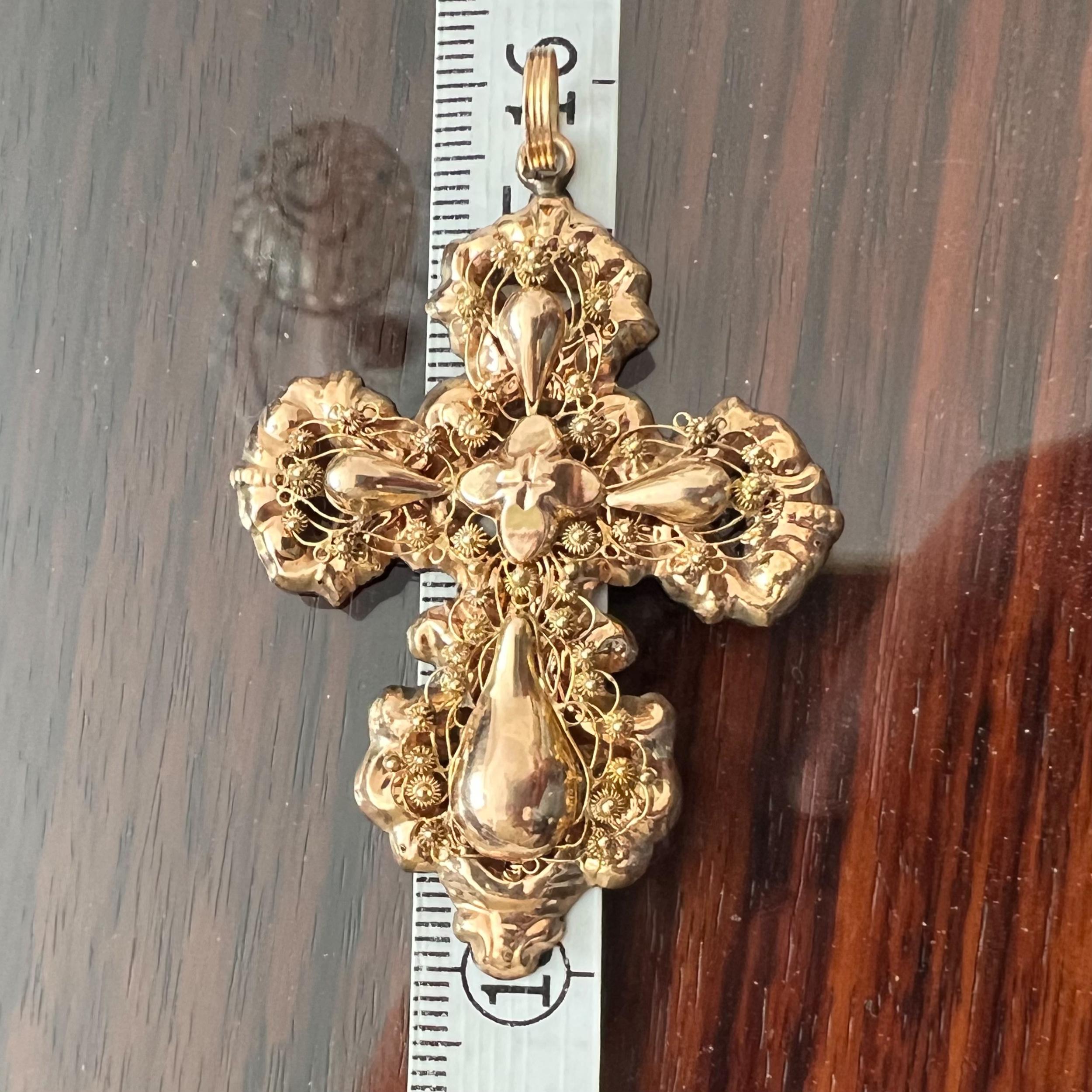Antique 19th Century 14K Gold Filigree Cross Pendant For Sale 4