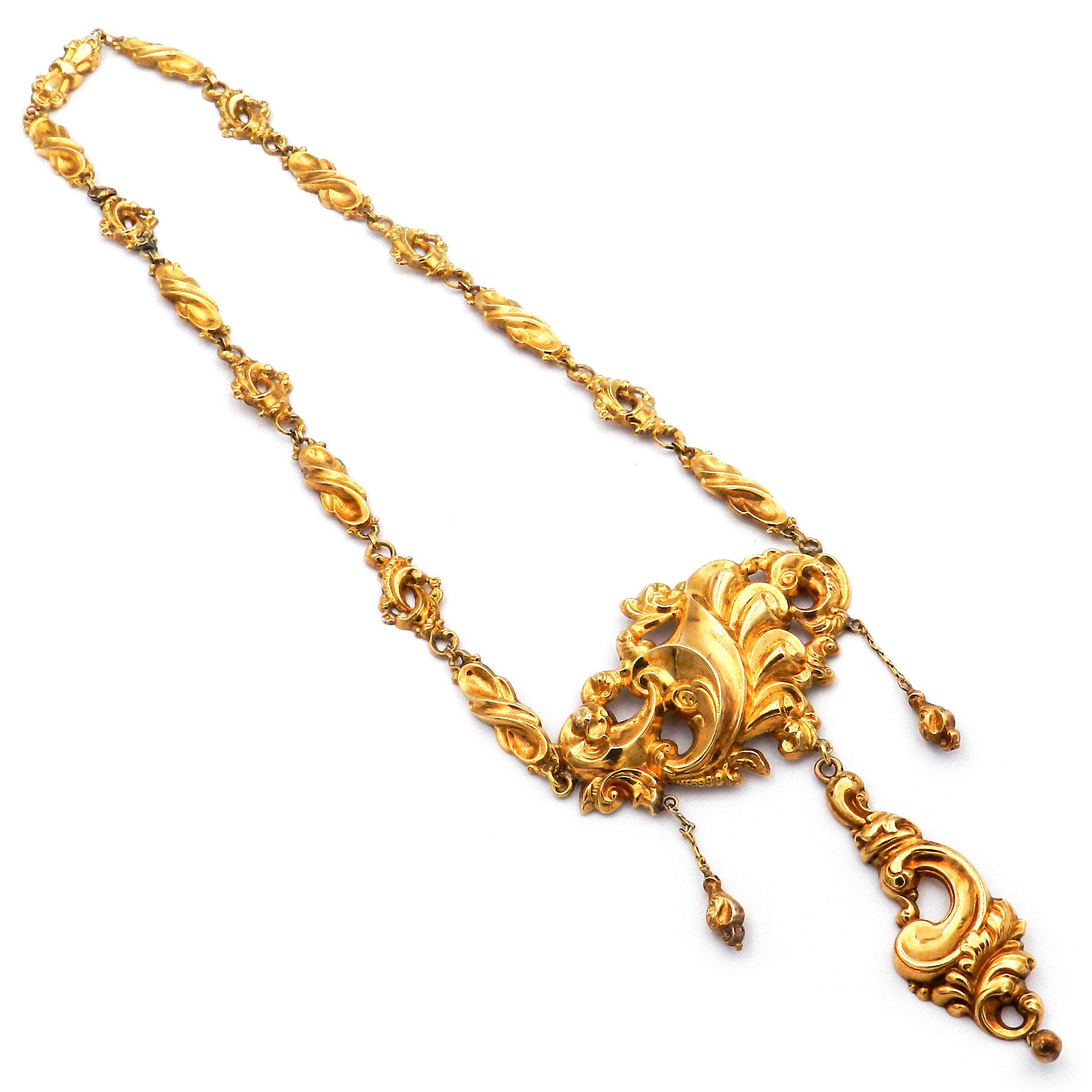 Collana antica in oro 14K del XIX secolo Biedermeier tedesco, circa 1845

Magnifica collana in oro Biedermeier 14K. Il centrotavola, dal design elaborato, è composto da un grande cartiglio scultoreo con motivi di fiori e viticci, da una lunga
