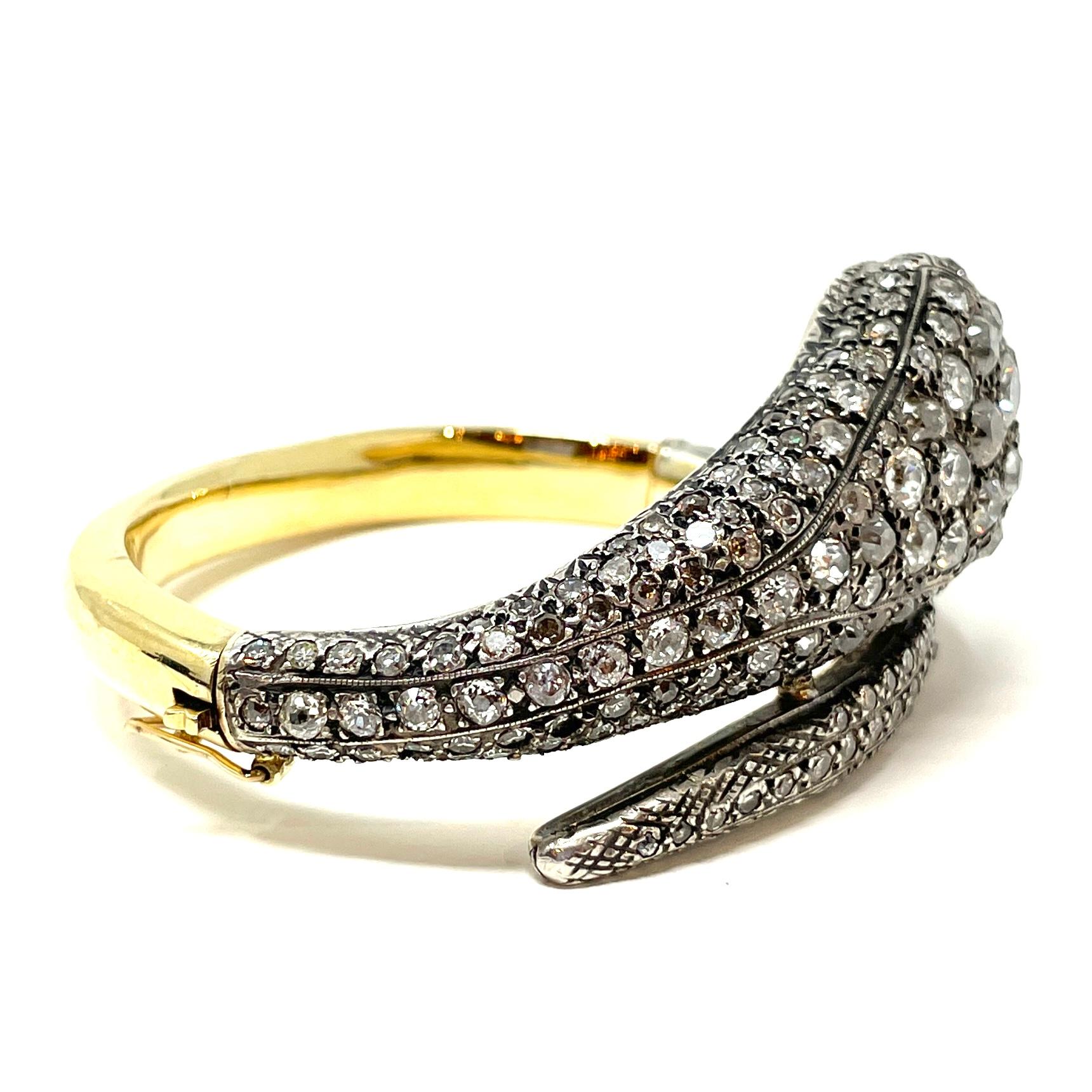 Ein antikes Schlangenarmband mit Diamanten im Minenschliff aus 14-karätigem Gold und Silber, ca. 1850-60er Jahre. Dieses schöne Stück enthält etwa 11 Karat Gesamtgewicht an Diamanten im Altminen- und Rosenschliff.

Das Armband ist an seiner