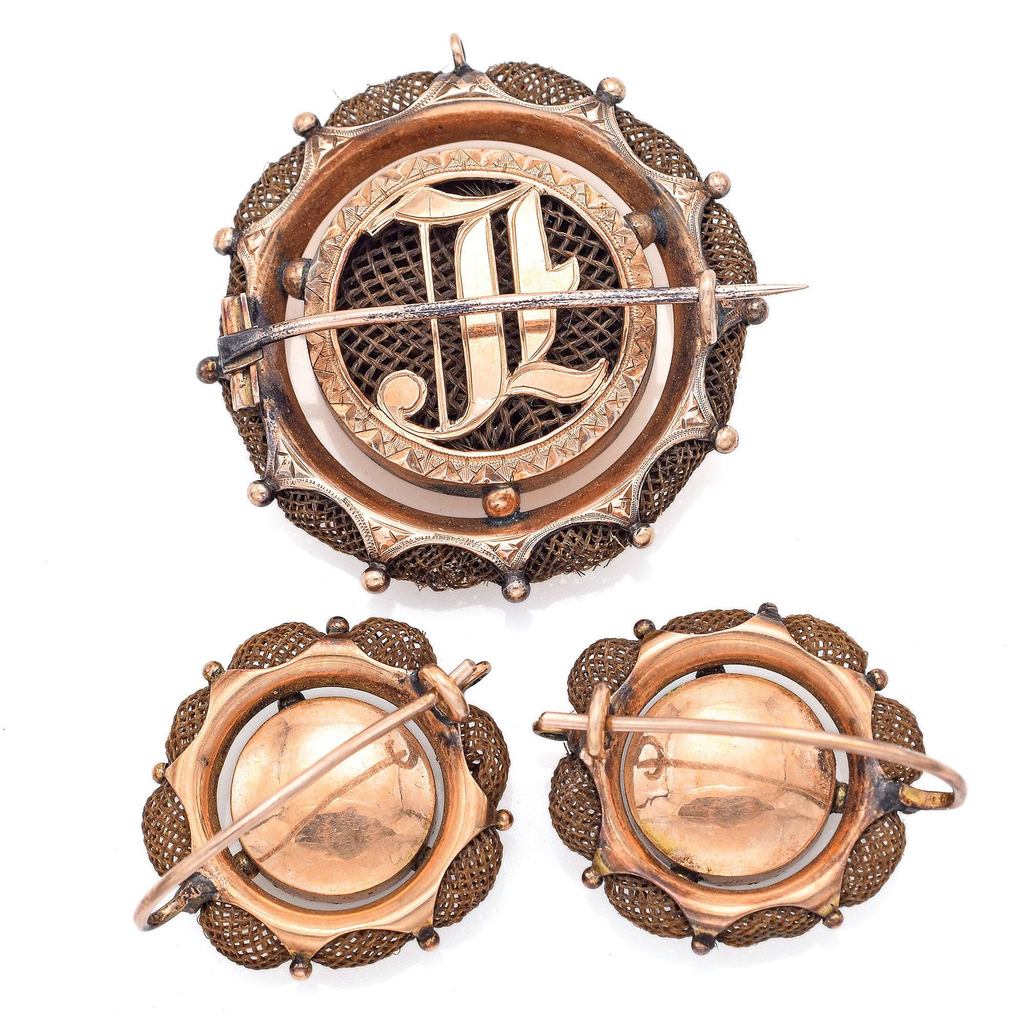 Dieses ergreifende und wunderschön gearbeitete Beispiel für Trauerschmuck aus dem 19. Jahrhundert besteht aus einer Brosche und passenden Ohrringen, die alle in warmem 14-karätigem Roségold ausgeführt sind. Jedes Stück ist reich an Gefühlen und