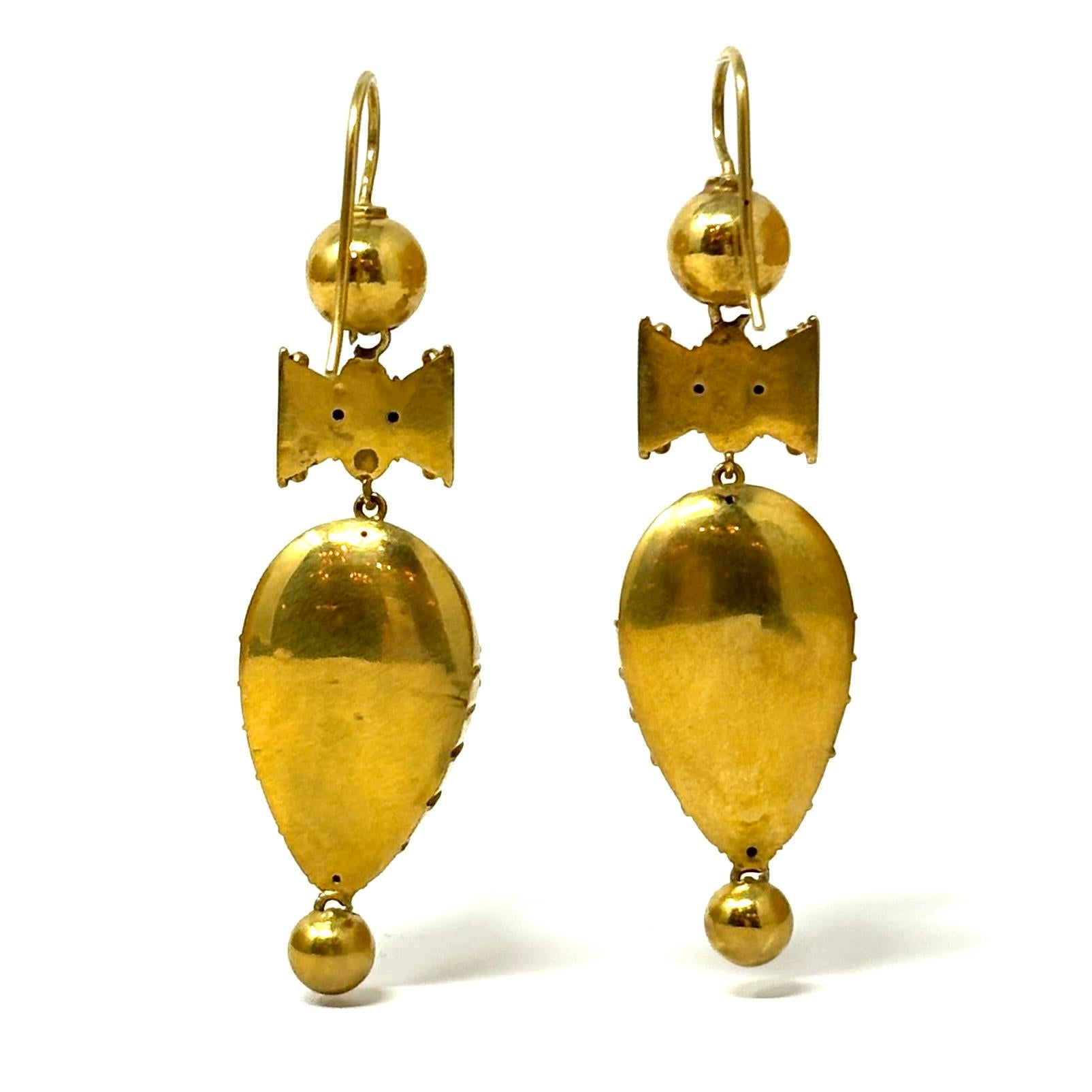 Un fantastico esempio di classico design Etruscan Revival, questi orecchini di ottima fattura sono impreziositi da brillanti grappoli di turchese persiano.

2 3/8