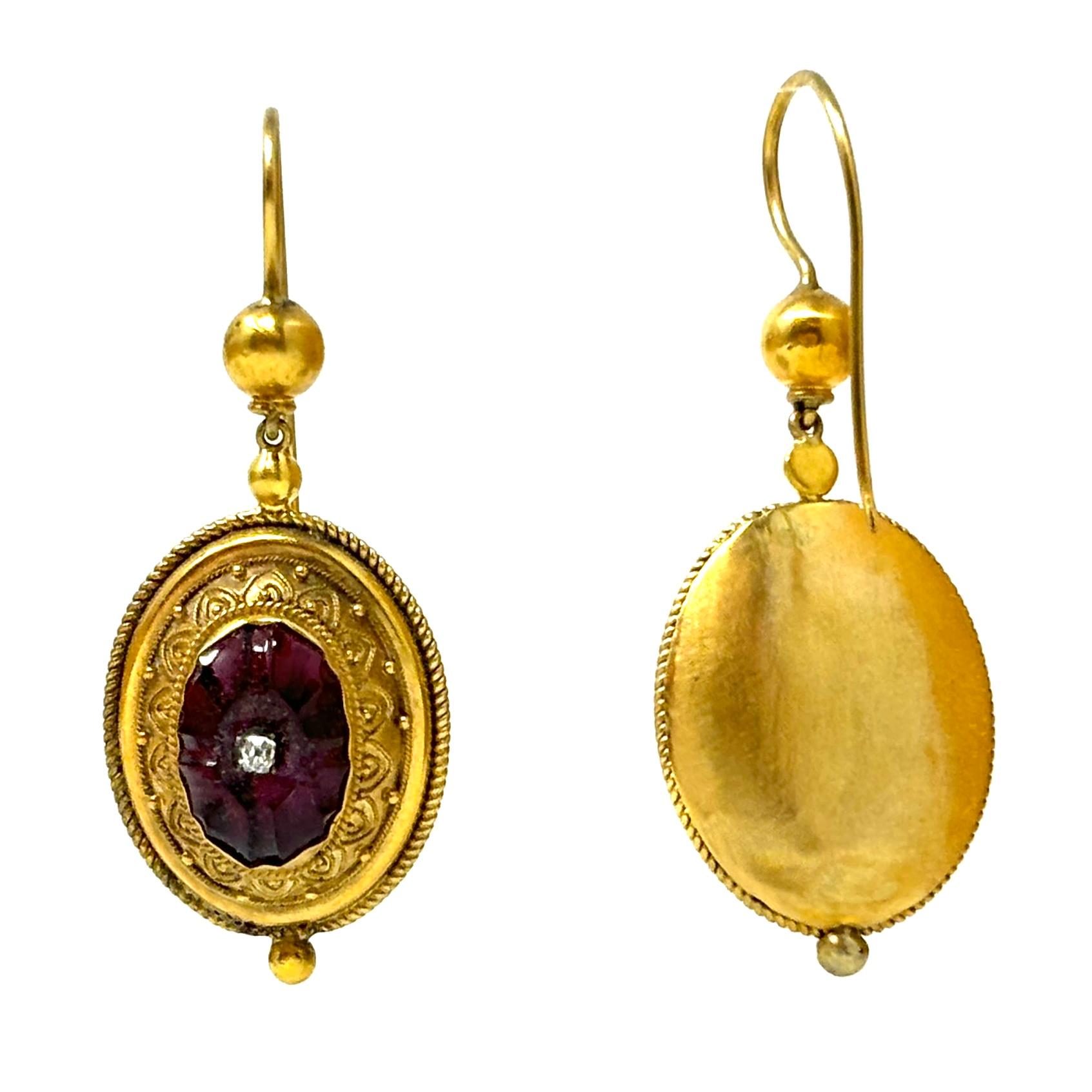 Un bel exemple de travail néo-étrusque présentant un grenat sculpté en creux, serti d'un minuscule diamant sur chaque boucle d'oreille. 

2