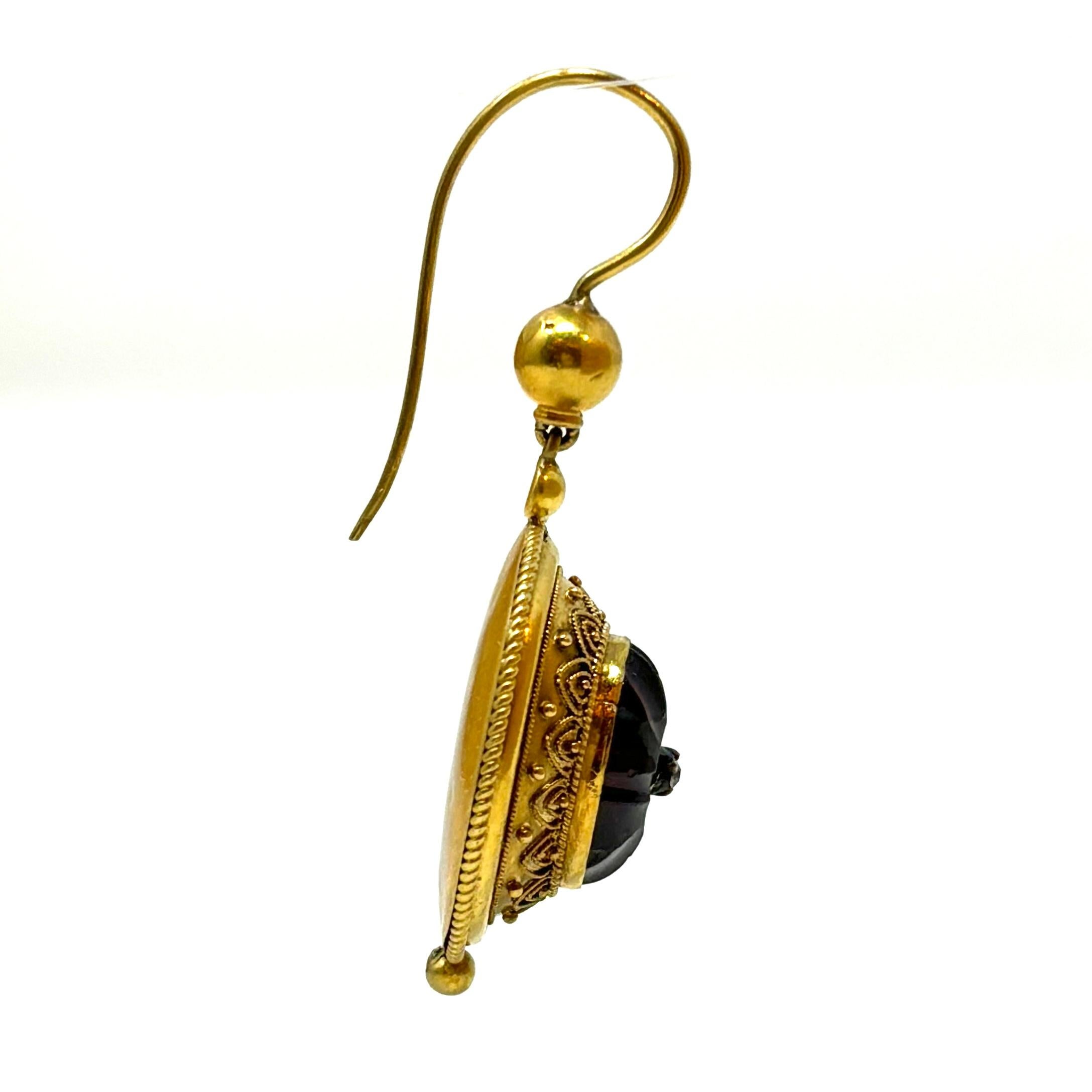 Taille cabochon Boucles d'oreilles anciennes en or 15 carats grenat et diamants du 19ème siècle Antique Revival Etrusque en vente