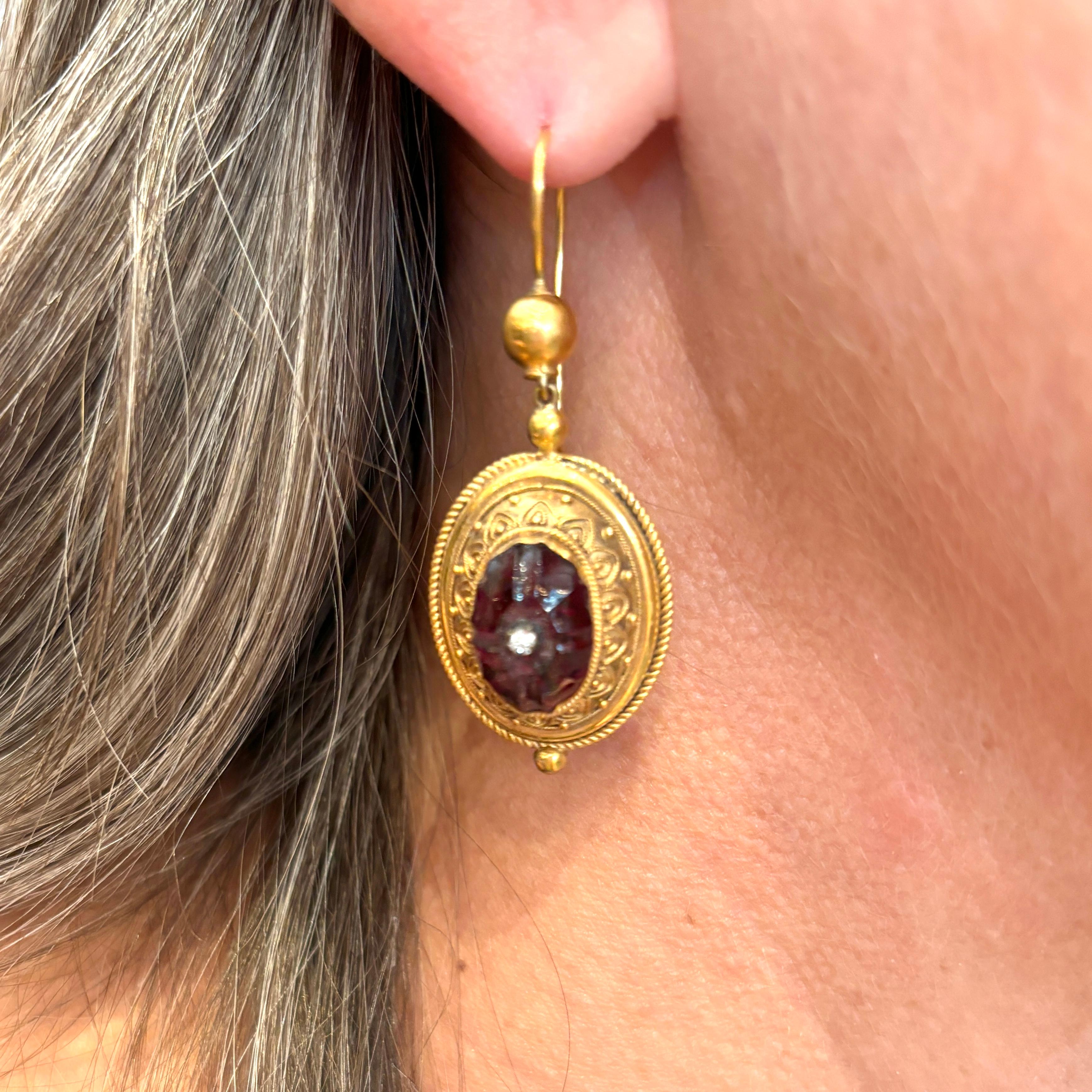 Boucles d'oreilles anciennes en or 15 carats grenat et diamants du 19ème siècle Antique Revival Etrusque Bon état - En vente à New Orleans, LA