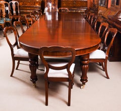Antico tavolo da pranzo allungabile in mogano fiammato del XIX secolo e 16 sedie