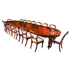 Antico tavolo da pranzo allungabile in mogano fiammato del XIX secolo e 16 sedie