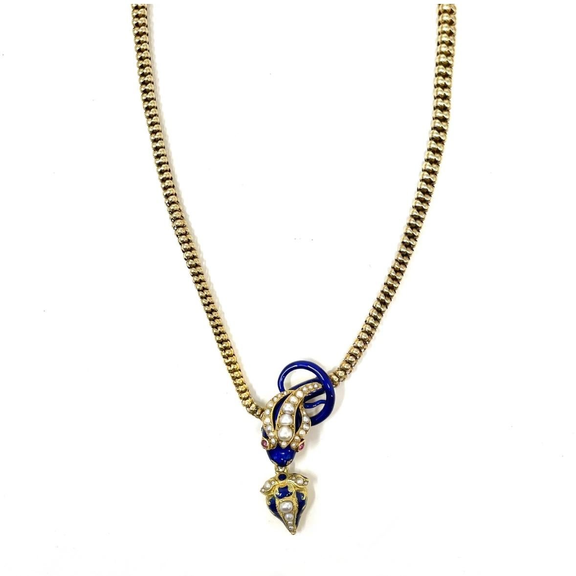 Questa classica collana vittoriana con serpente è composta da una catena graduata in oro 18 carati con la testa del serpente e il pendente impreziositi da smalto blu cobalto, perle naturali e rubini.

Dalla bocca del serpente penzola un ciondolo a