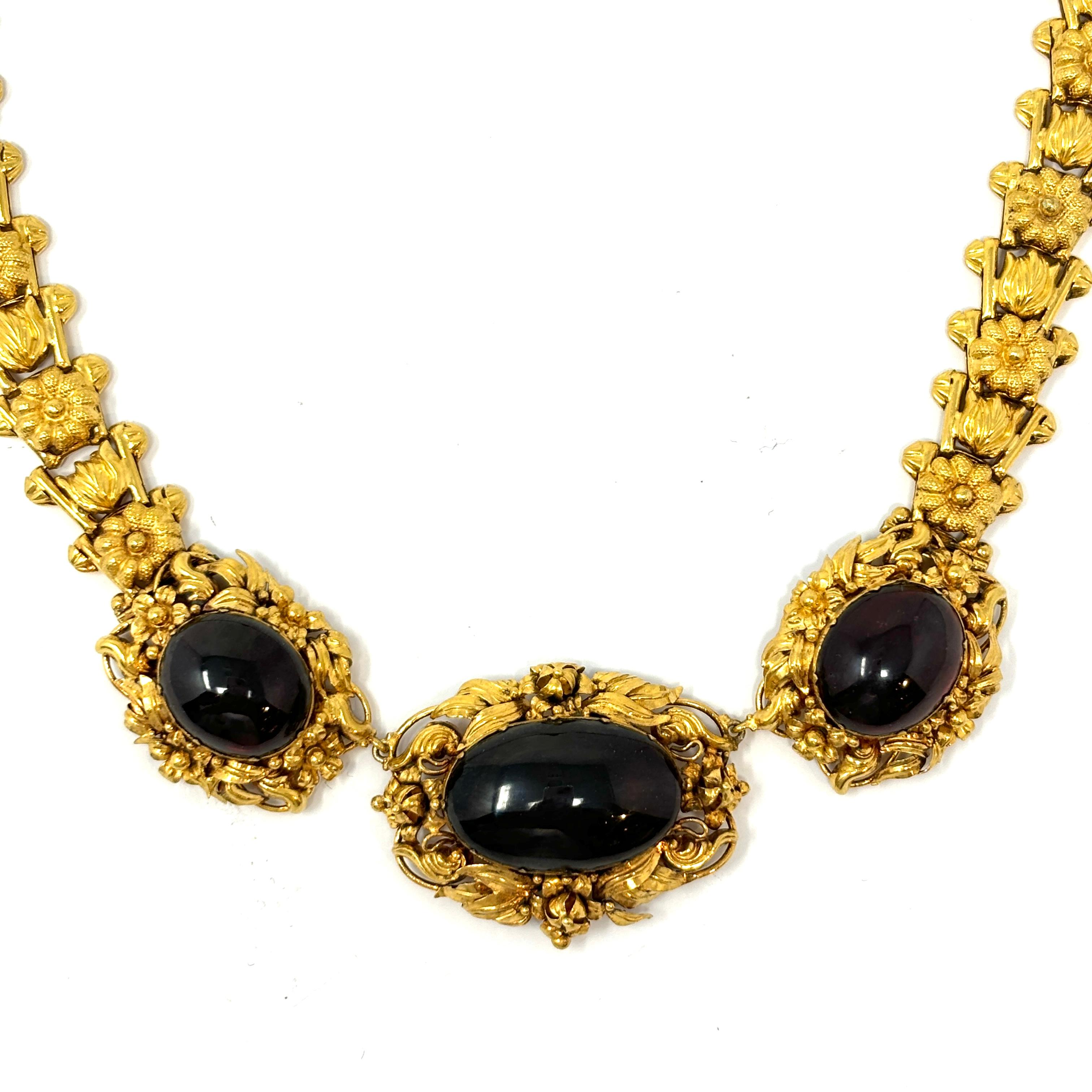 A wonderful early 19th century choker, the 18K gold links beautifully hand chased and featuring three large closed back garnets. 

1 1/8