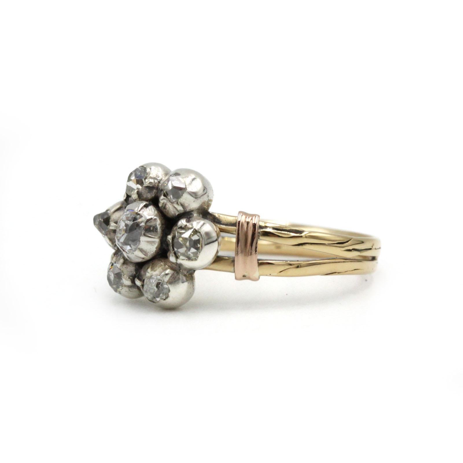 Eleganza vittoriana con questo anello antico del 1850-1900 circa, realizzato in caldo oro giallo 18 carati (750 ‰). Sette diamanti di vecchio taglio, per un totale di circa 0,50 carati, sono incastonati in una composizione floreale a grappolo,