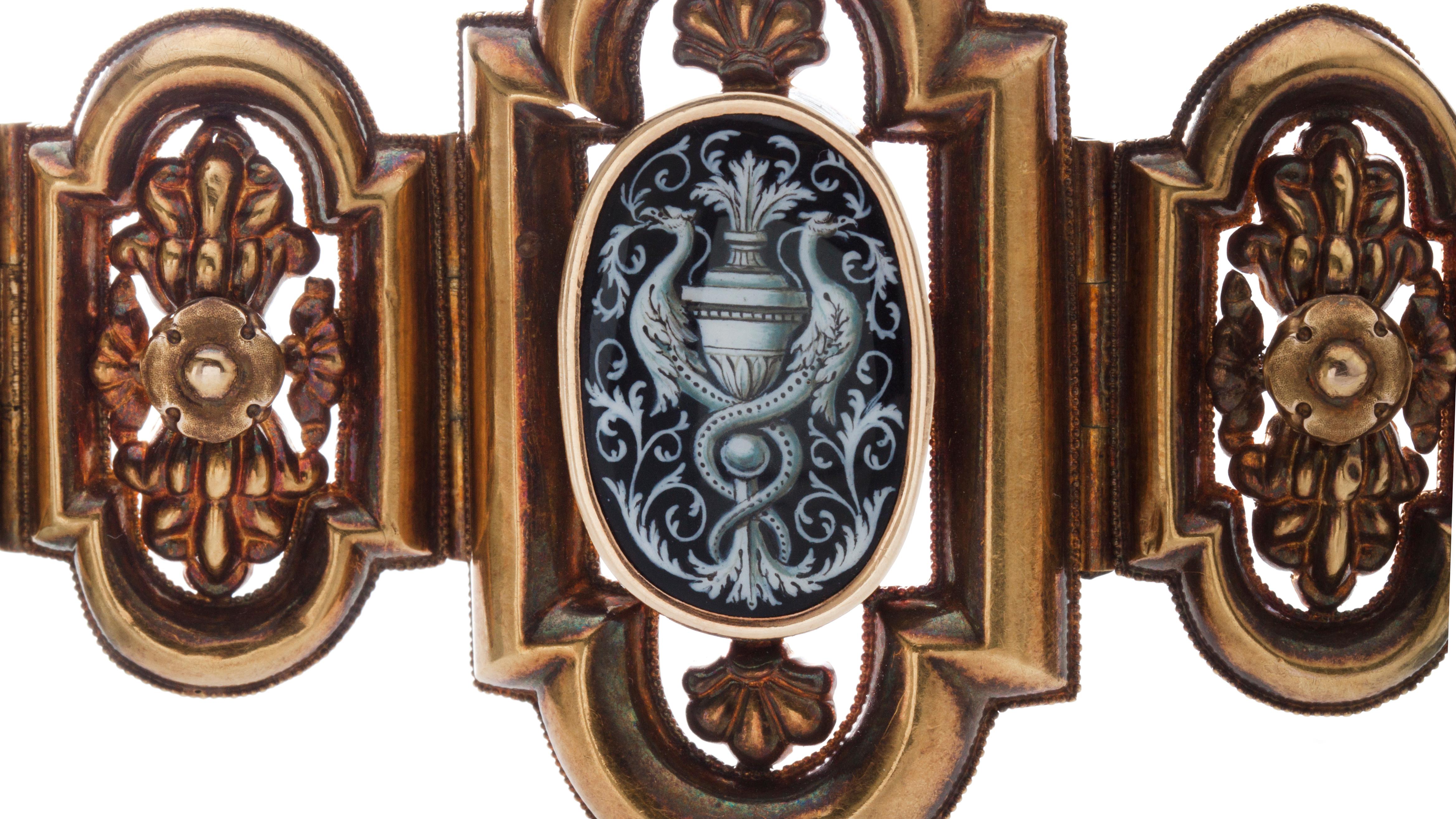 Antikes Damenarmband aus 18kt Gelbgold, mit Emaille in der Mitte, die ein Füllhorn darstellt
Positiv getestet auf 18kt Gold.
Hergestellt in Italien, um 1870'x

Abmessungen -
Gewicht: 28 Gramm
Länge x Breite: 17 x 5,2 cm

Zustand: Das Armband hat