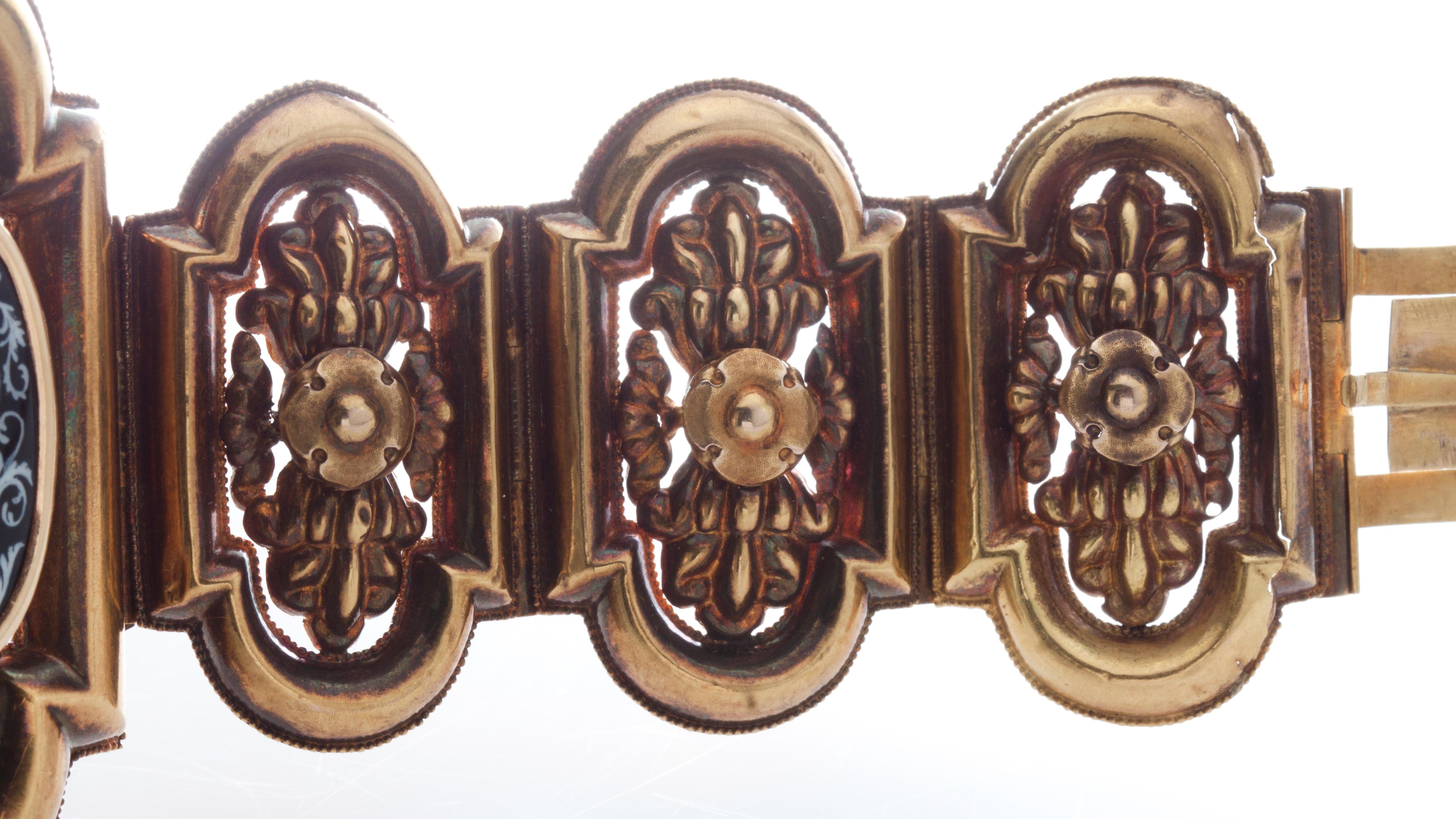 Antique 19th Century 18 Karat Gold Bracelet, Depicting Cornucopia In Good Condition For Sale In Braintree, GB