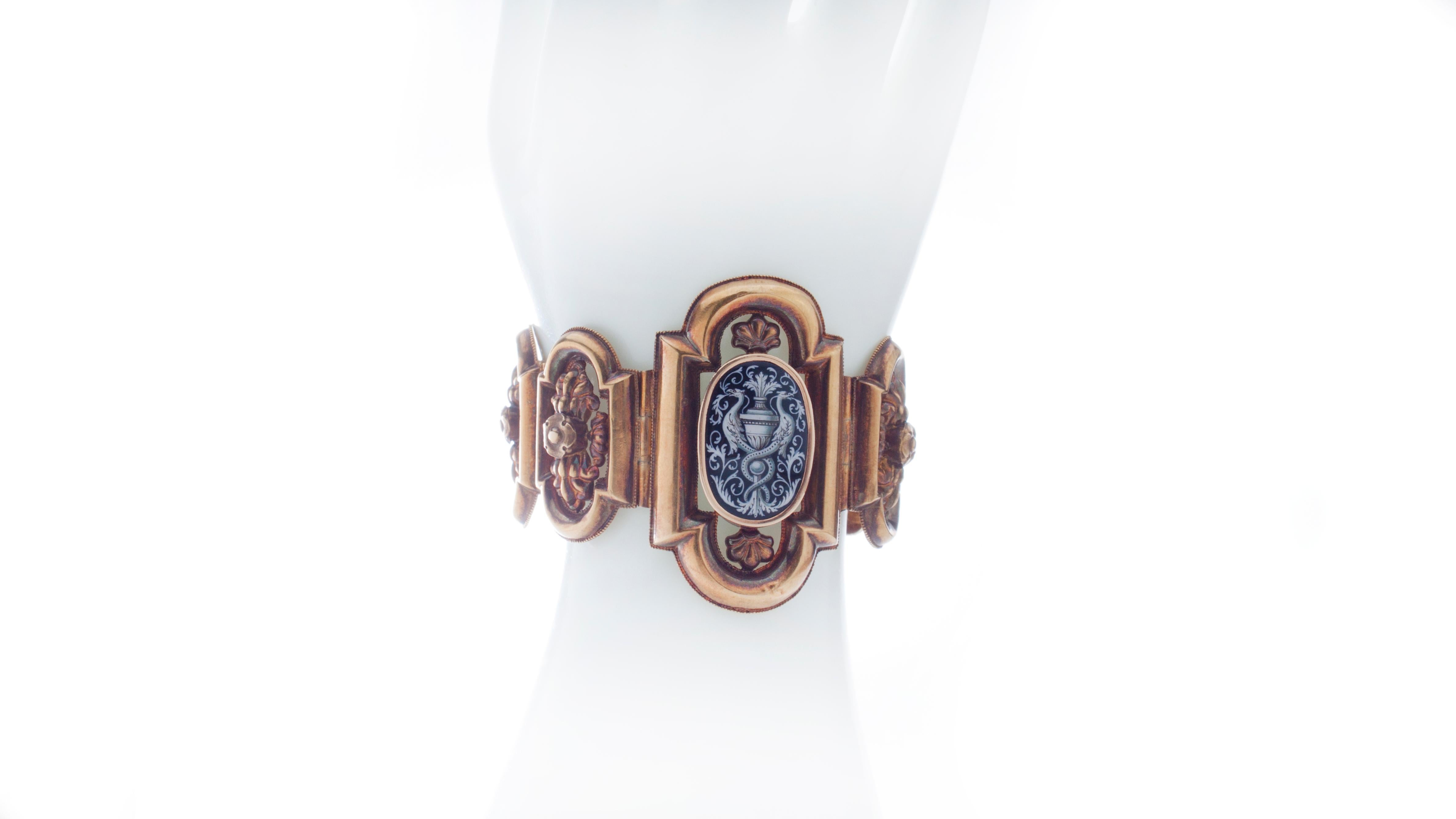 Antikes Armband aus 18 Karat Gold des 19. Jahrhunderts mit einer Darstellung eines Füllhorns Damen im Angebot